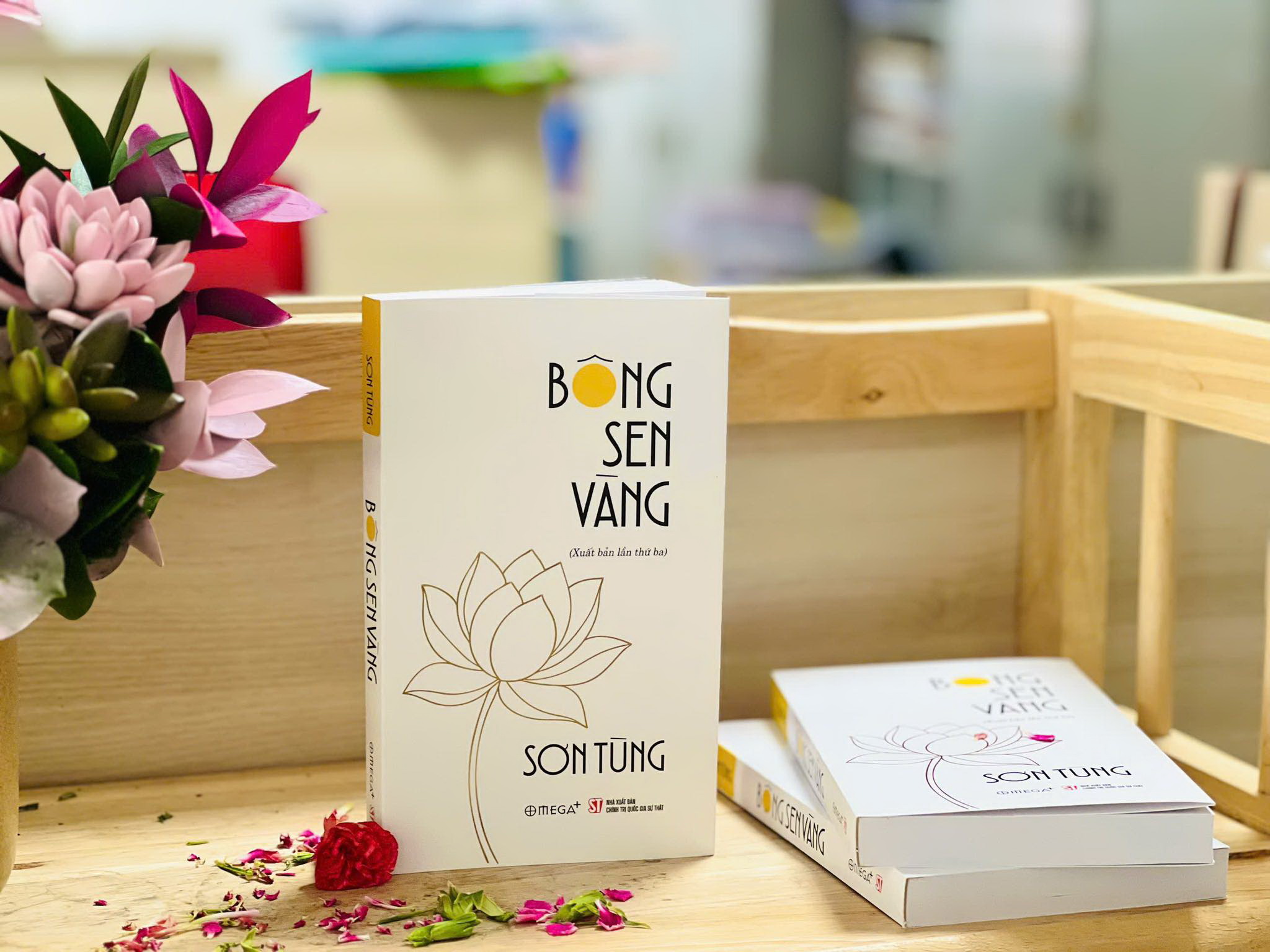 Bông sen vàng - Ảnh 1.