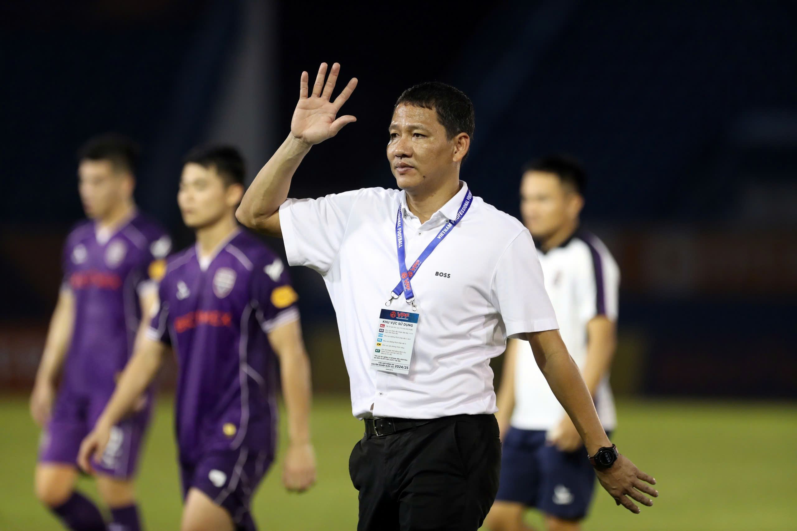 HLV Anh Đức từ chức CLB Becamex TP.HCM, ông Đặng Trần Chỉnh tạm quyền - Ảnh 1.