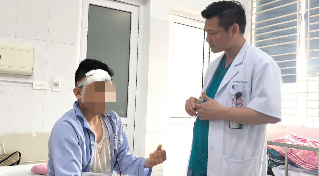 Ngã xe 2 tháng mới phát hiện bị máu tụ trong não - Ảnh 1.