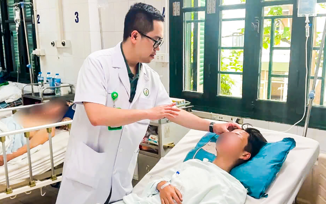 Thiếu niên 14 tuổi cụt tay, suýt mù mắt vì nổ bình gas mini - Ảnh 1. nổ bình gas mini - Ảnh 1.