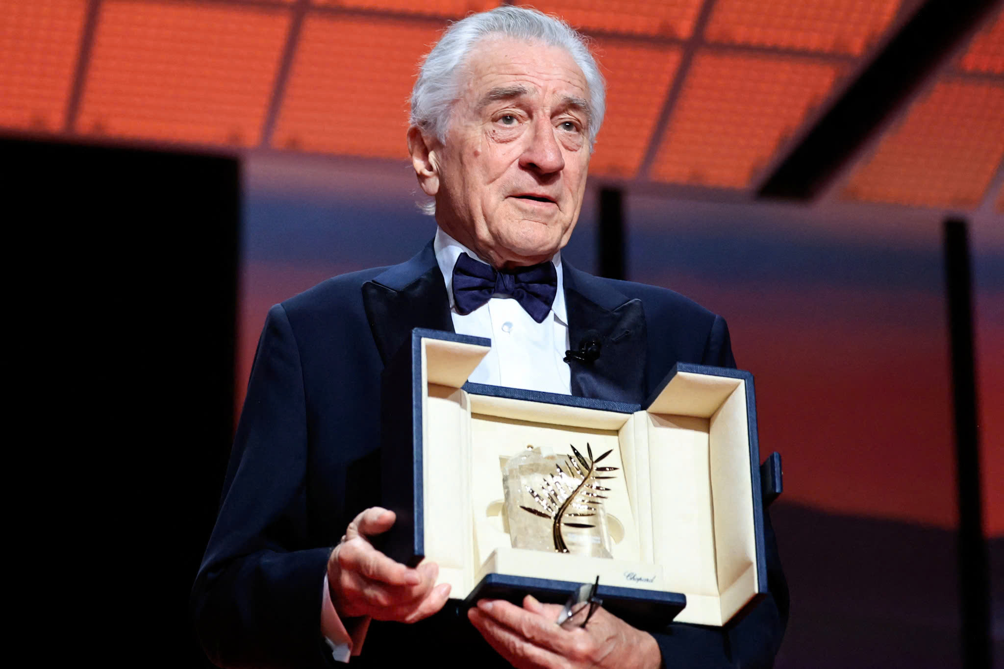 Robert De Niro nhận Cành cọ vàng danh dự, chỉ trích ông Donald Trump là tổng thống vô văn hóa - Ảnh 1. Robert De Niro - Ảnh 1.