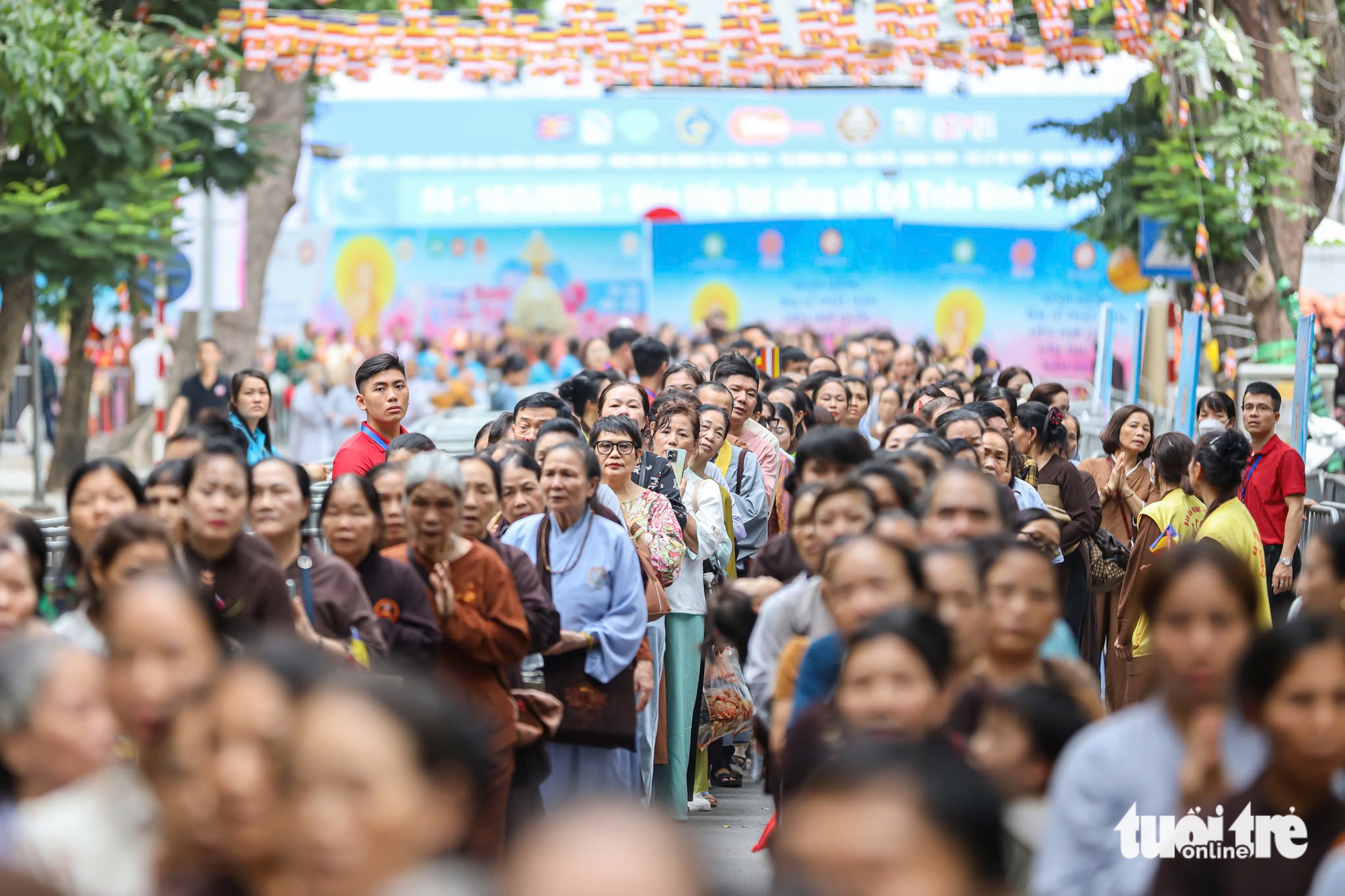 Dòng người bất tận xếp hàng thành kính vào chiêm bái xá lợi Phật tại chùa Quán Sứ - Ảnh 1. xá lợi - Ảnh 1.