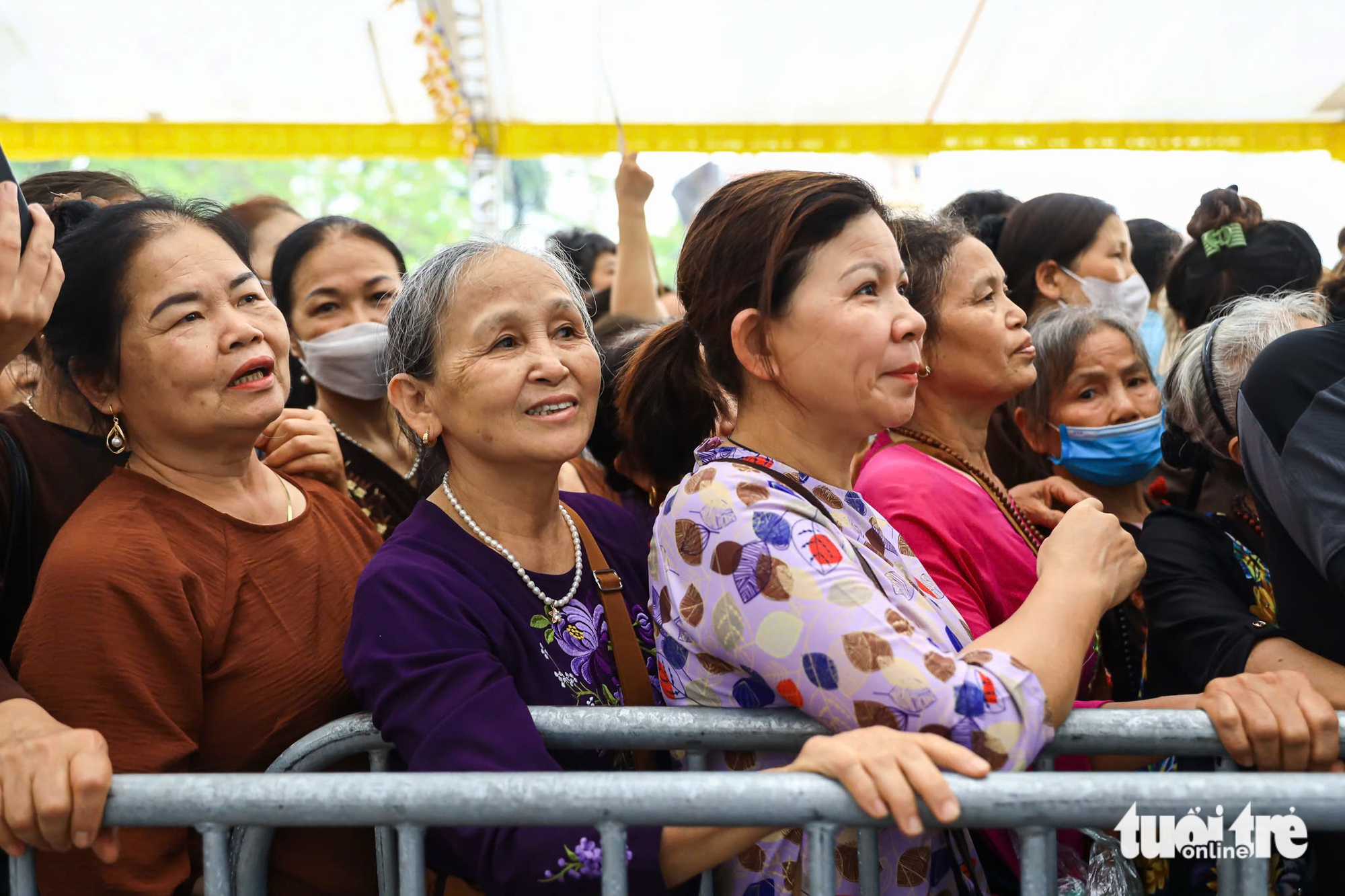Dòng người bất tận xếp hàng thành kính vào chiêm bái xá lợi Phật tại chùa Quán Sứ - Ảnh 9. Dòng người bất tận xếp hàng vào chiêm bái xá lợi Phật tại chùa Quán Sứ - Ảnh 9.