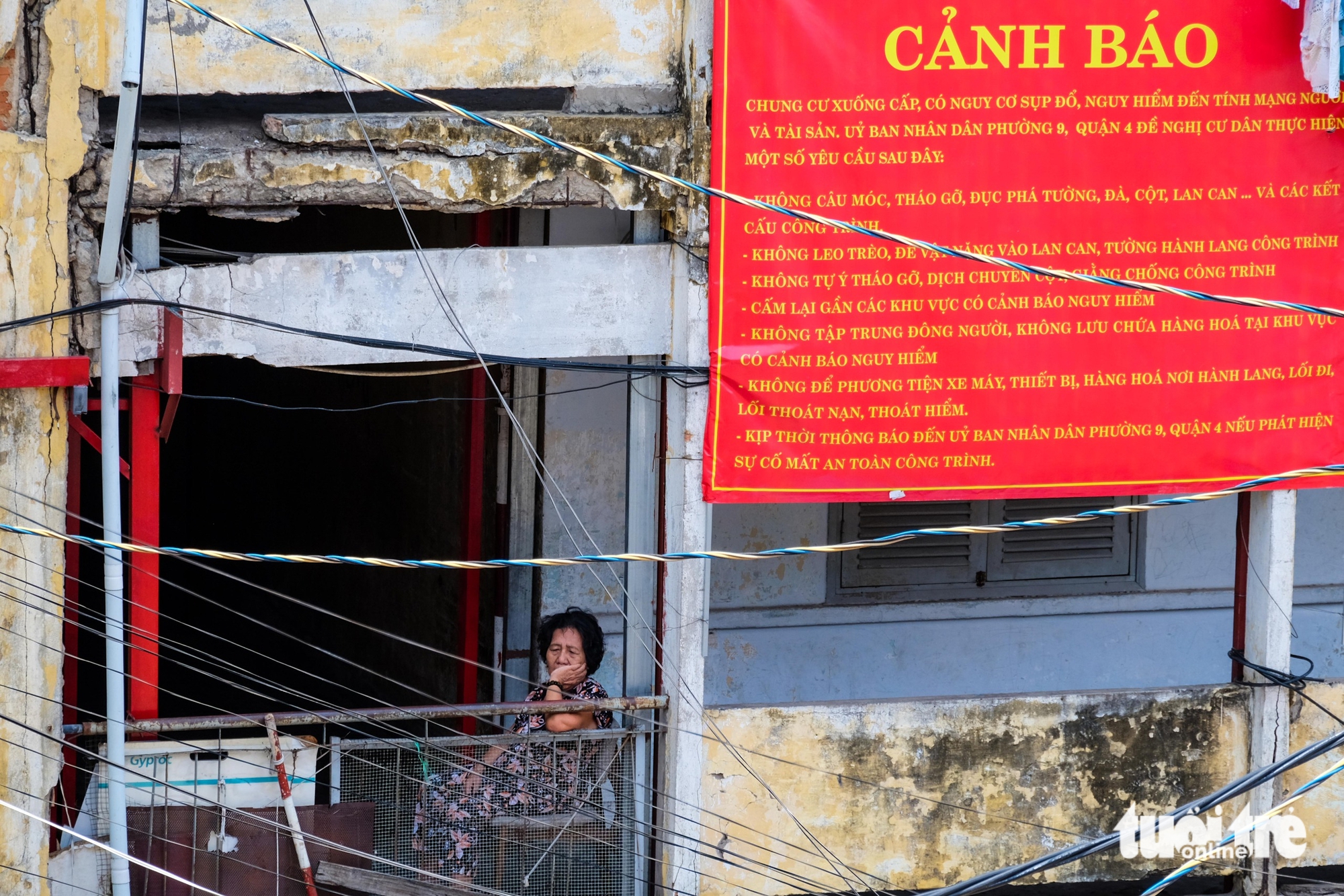 Sống thấp thỏm trong những chung cư cũ giữa lòng TP.HCM - Ảnh 1.