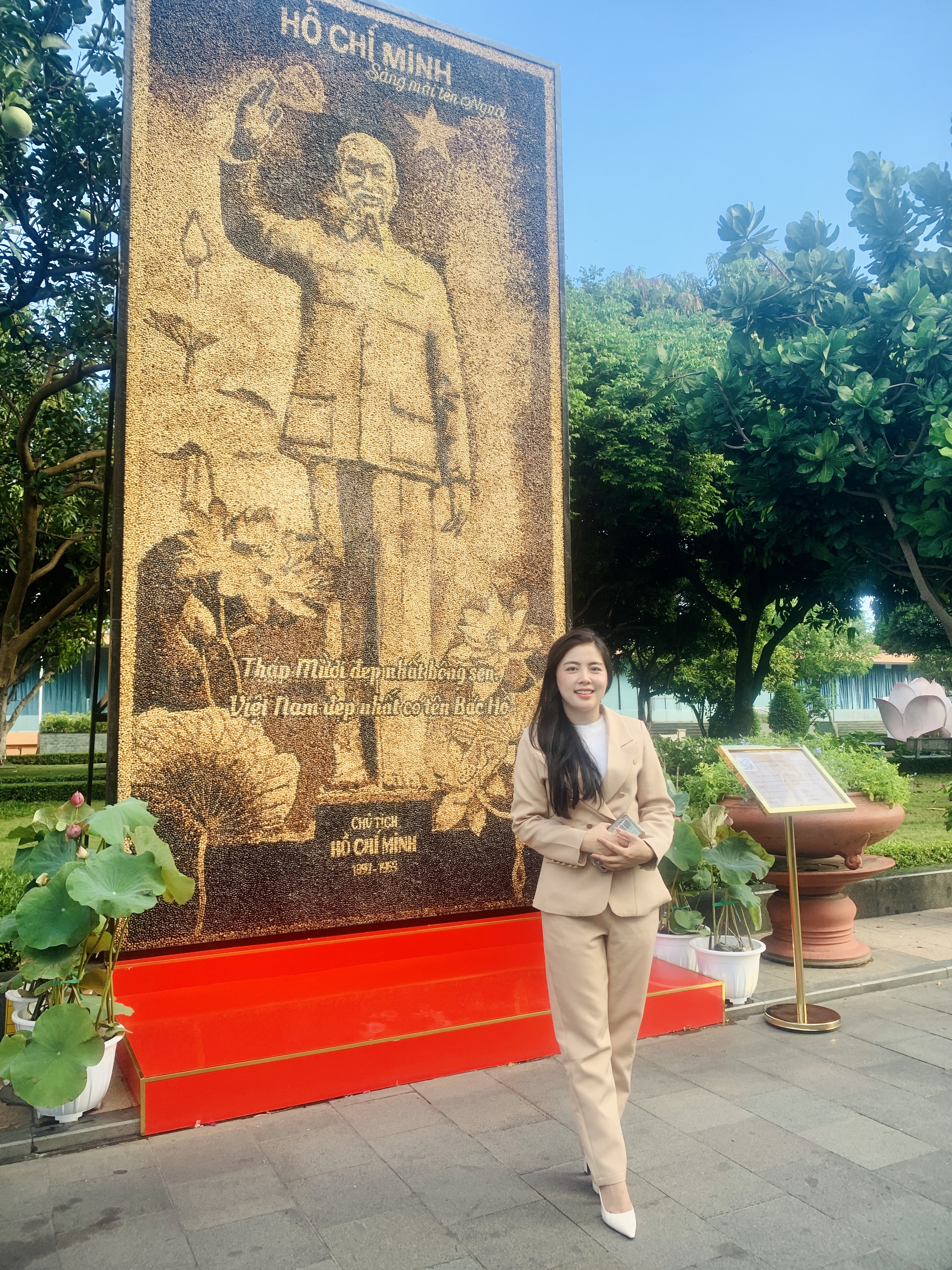 Ngắm tranh chân dung chủ tịch Hồ Chí Minh cao gần 5m từ hơn 135.000 hạt sen rang - Ảnh 1. Hồ Chí Minh - Ảnh 1.
