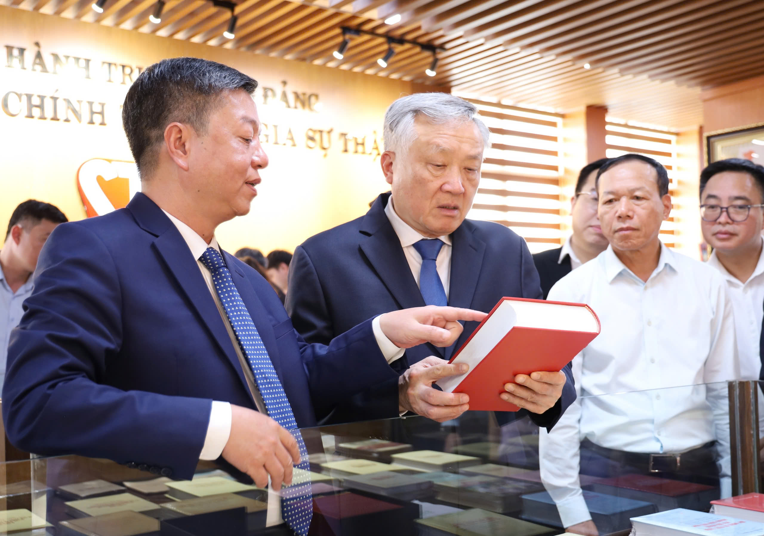 Phó Thủ tướng Nguyễn Hòa Bình dự ra mắt tủ sách điện tử Chủ tịch Hồ Chí Minh - Ảnh 3. Phó thủ tướng Nguyễn Hòa Bình dự ra mắt tủ sách điện tử Chủ tịch Hồ Chí Minh - Ảnh 1.