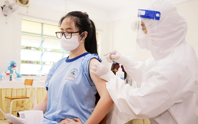 TP.HCM ban hành văn bản khẩn, cảnh báo nguy cơ Covid-19 tái bùng phát - Ảnh 2.
