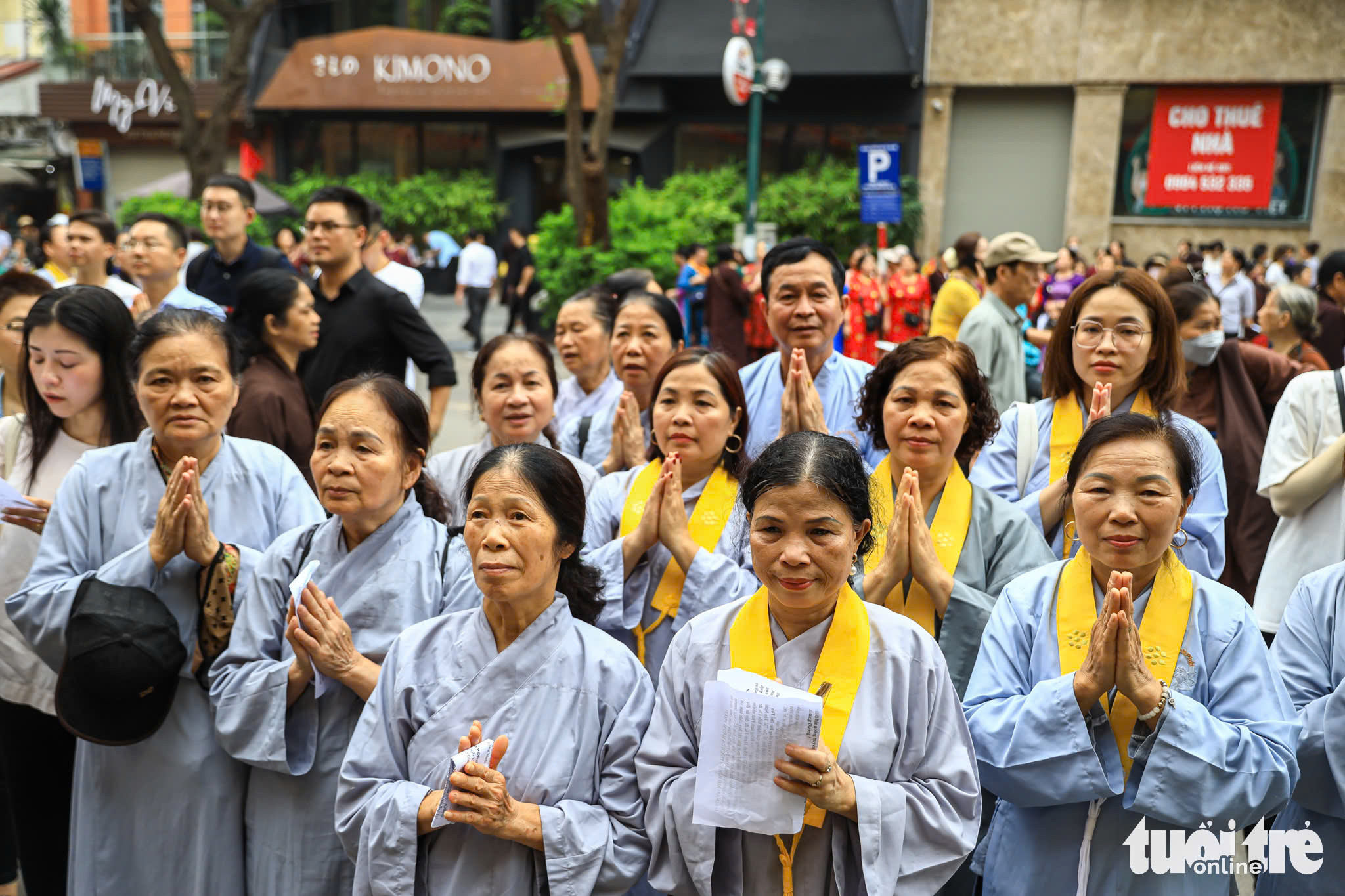 Dòng người bất tận xếp hàng thành kính vào chiêm bái xá lợi Phật tại chùa Quán Sứ - Ảnh 11. Dòng người bất tận xếp hàng vào chiêm bái xá lợi Phật tại chùa Quán Sứ - Ảnh 11.