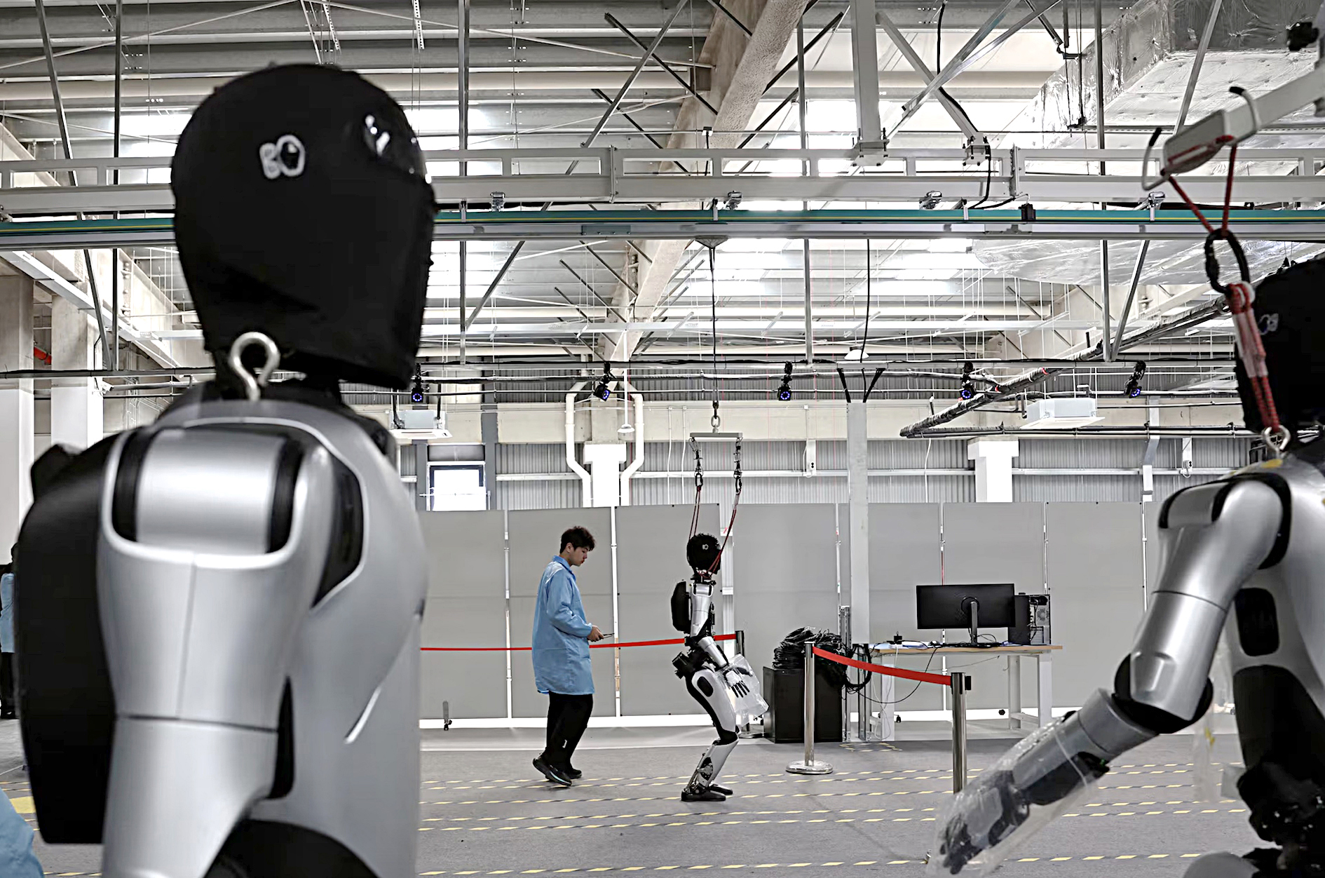 Robot hình người: Cơ hội hay thách thức? - Ảnh 1.