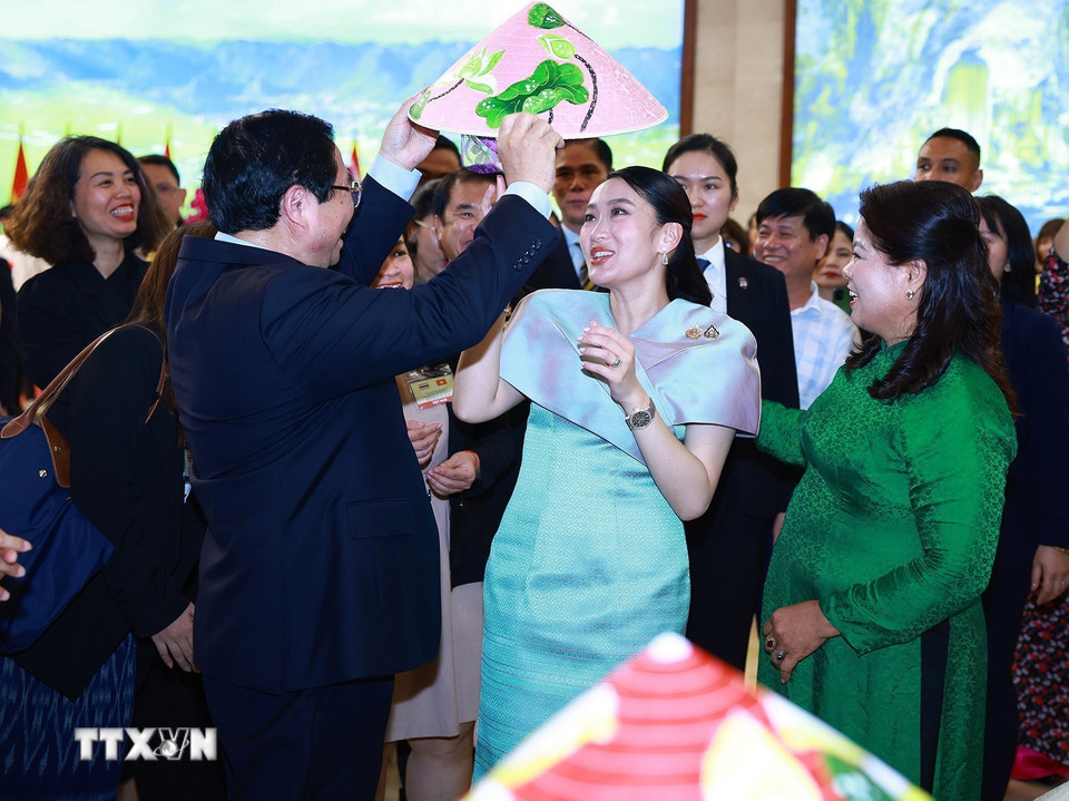Thủ tướng Thái Lan trải nghiệm làm tranh dân gian Đông Hồ, thưởng trà truyền thống Việt Nam - Ảnh 1. Thái Lan - Ảnh 1.