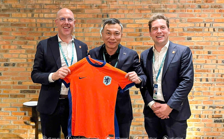 As regional rivals rise, Vietnam’s football strategy sparks debate - Ảnh 2.