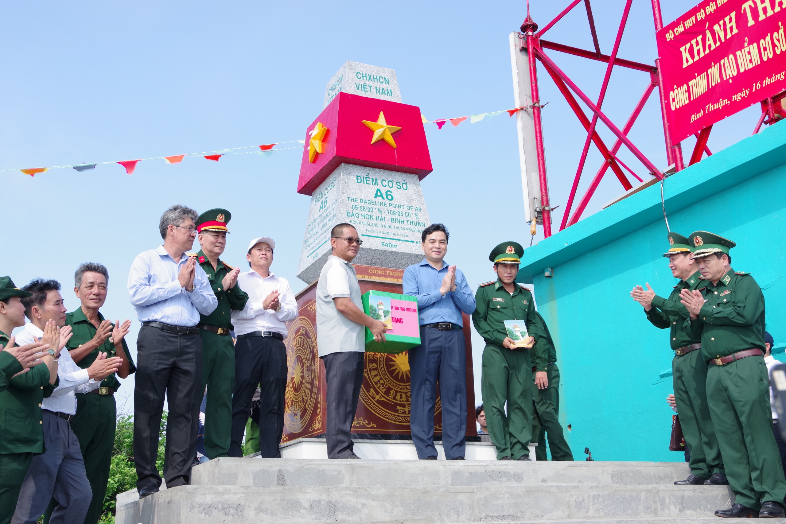 Điểm mốc cơ sở A6 trên đảo Hòn Hải đã được tôn tạo khang trang - Ảnh 1.