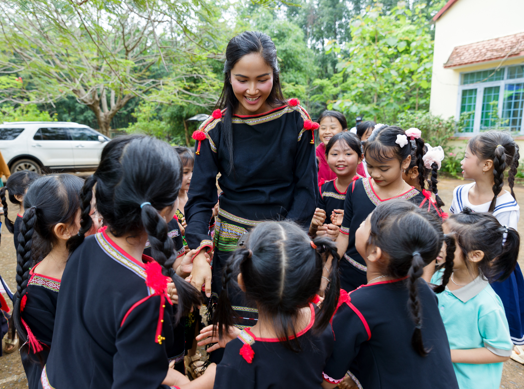 H'Hen Niê tặng thư viện cho trẻ em dân tộc Ê Đê ở quê nhà - Ảnh 1. H'Hen Niê - Ảnh 1.