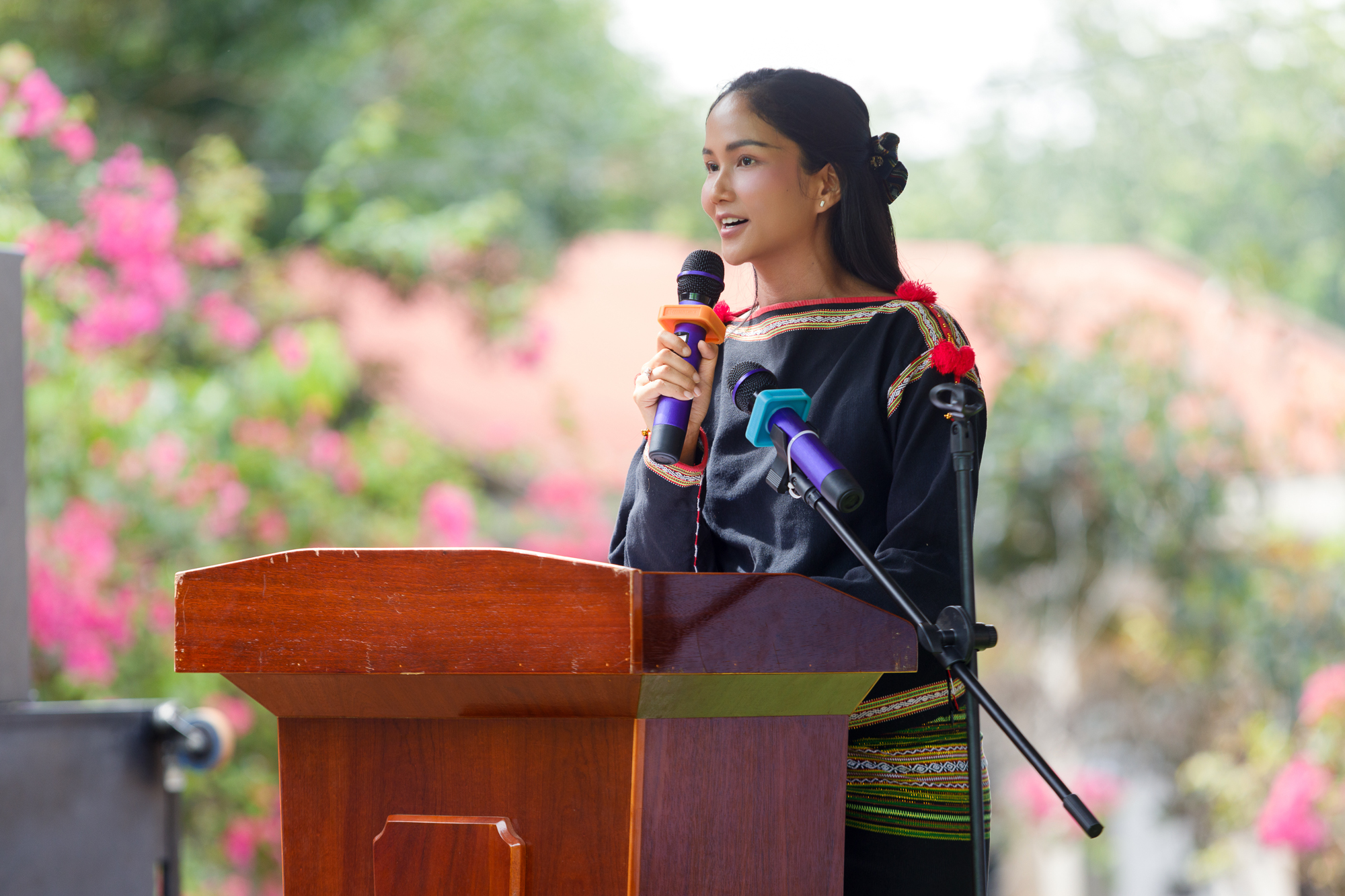 H'Hen Niê tặng thư viện cho trẻ em dân tộc Ê Đê ở quê nhà - Ảnh 5. H'Hen Niê - Ảnh 5.