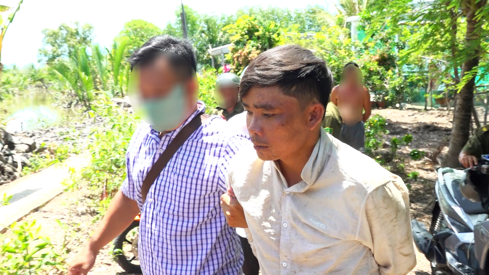 Truy bắt 2 đối tượng cướp tài sản giữa ban ngày rồi trốn dưới vuông tôm ở Cà Mau - Ảnh 1.