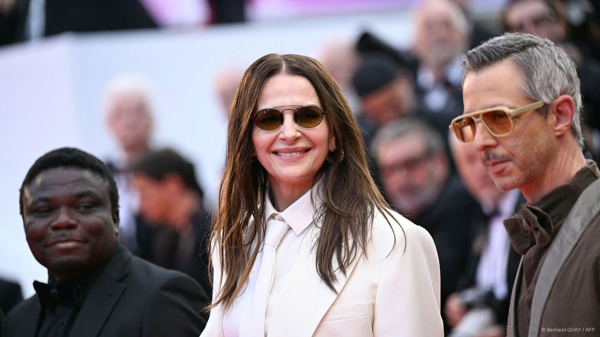 Emma Stone bị ong tấn công, Angelina Jolie trở lại thảm đỏ Liên hoan phim Cannes sau 15 năm - Ảnh 5. Cannes - Ảnh 5.
