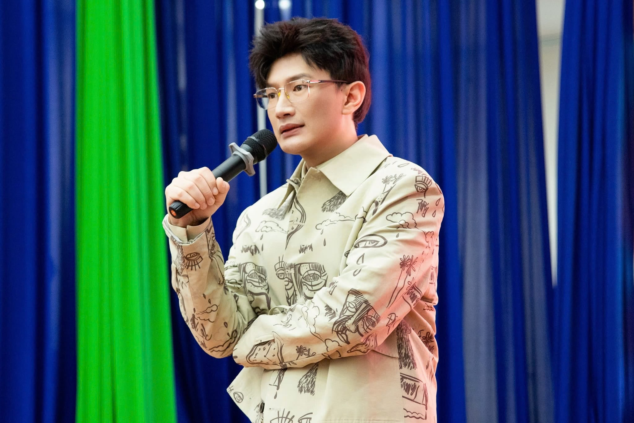 Dược sĩ Tiến đính chính không liên quan đến bán thực phẩm chức năng giả - Ảnh 1. Dược sĩ Tiến nói không liên quan đến bán thực phẩm chức năng giả - Ảnh 1.