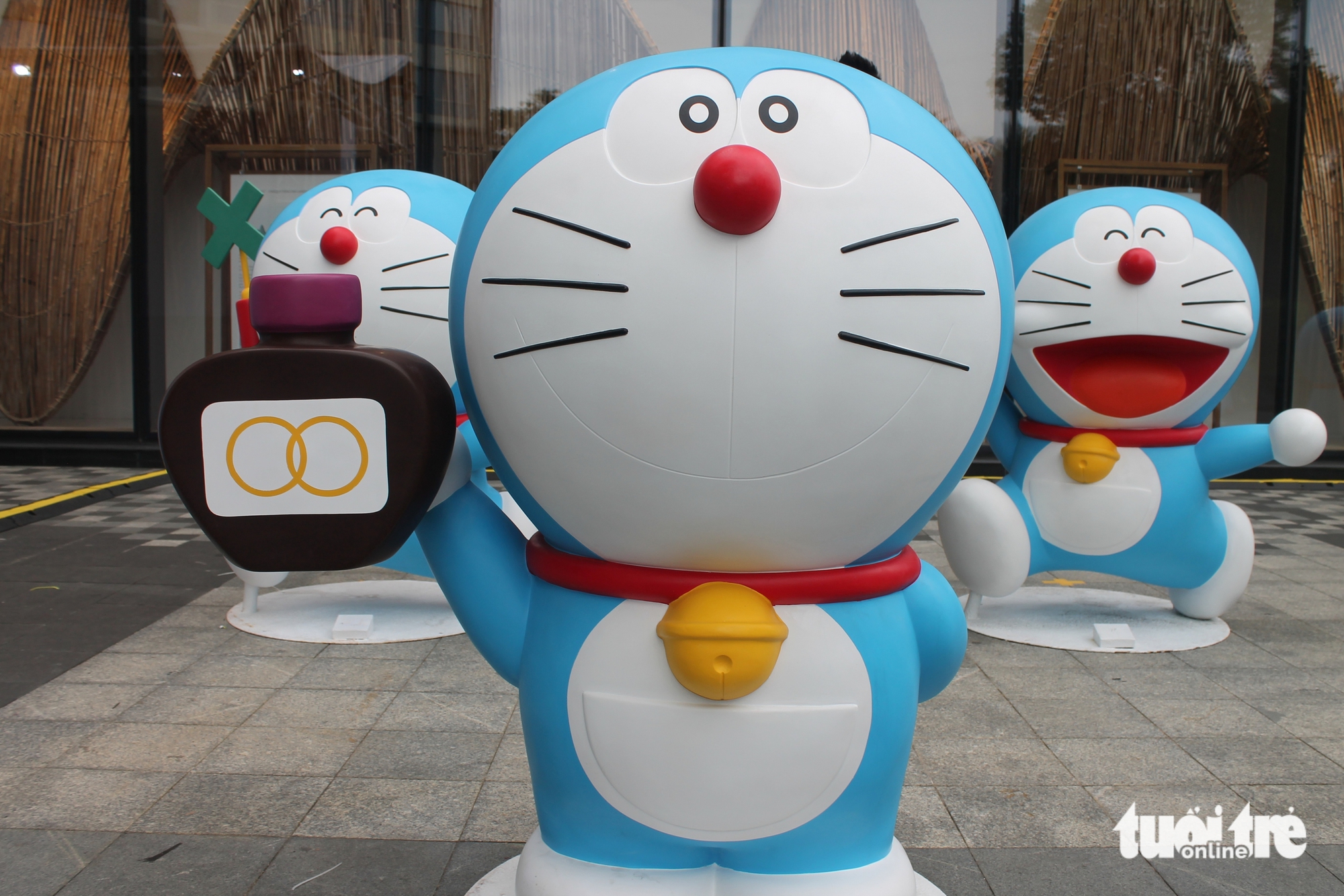 Check-in cùng mèo ú Doraemon trước thềm - Ảnh 1. Doraemon - Ảnh 1.