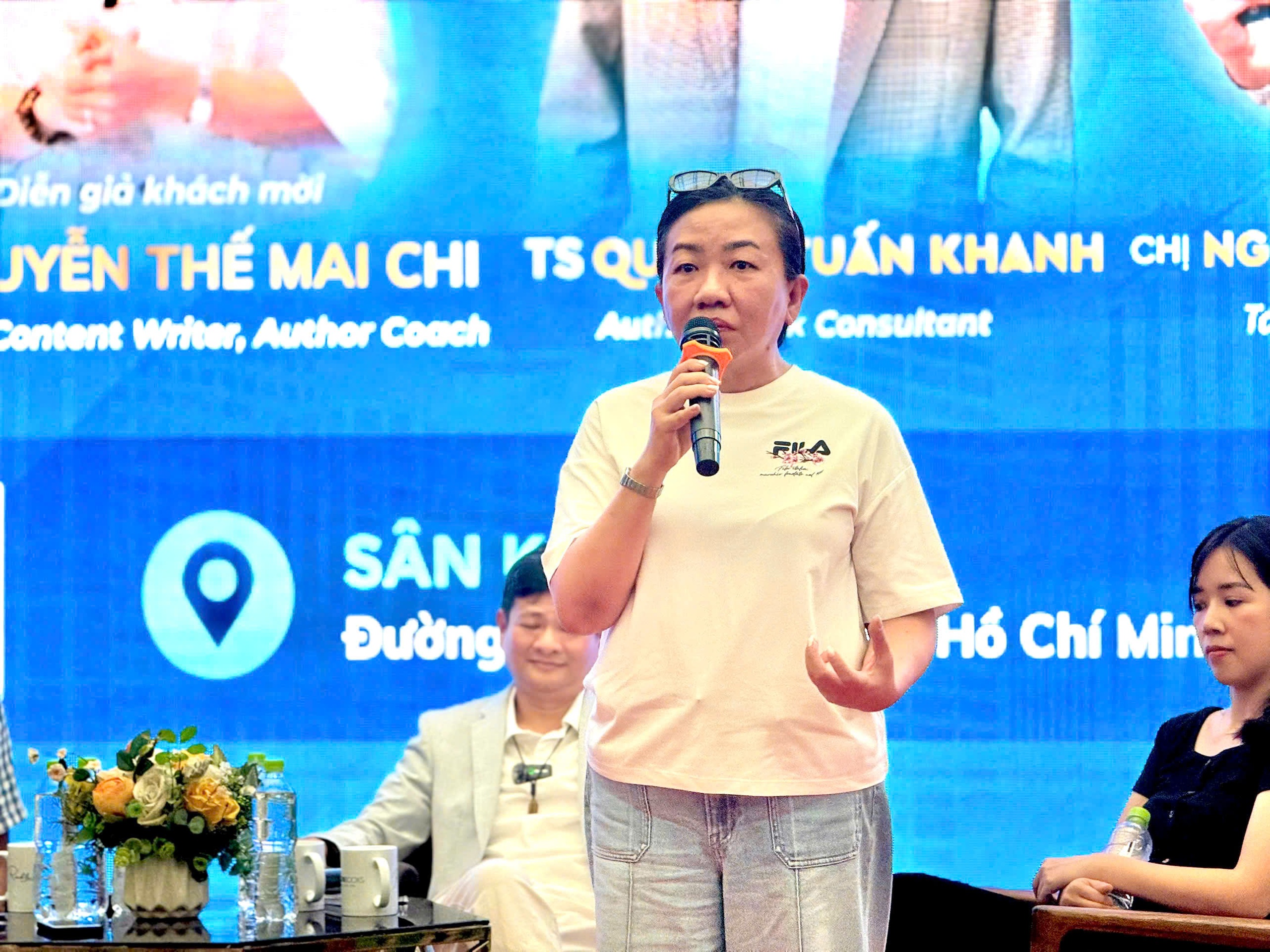 'Tôi viết sách vì được khích lệ, chứ không phải để kiếm tiền' - Ảnh 2. viết sách - Ảnh 2.