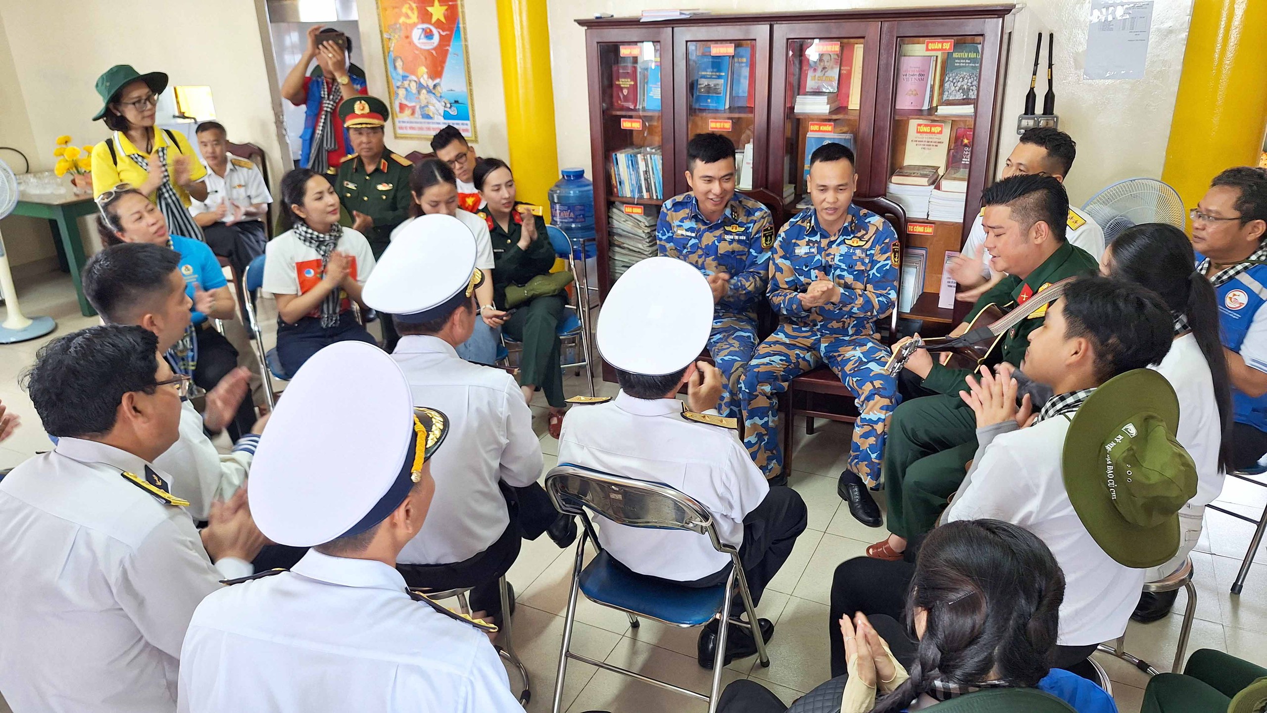 Vượt 2.000 hải lý đến thăm Trường Sa - Ảnh 14.