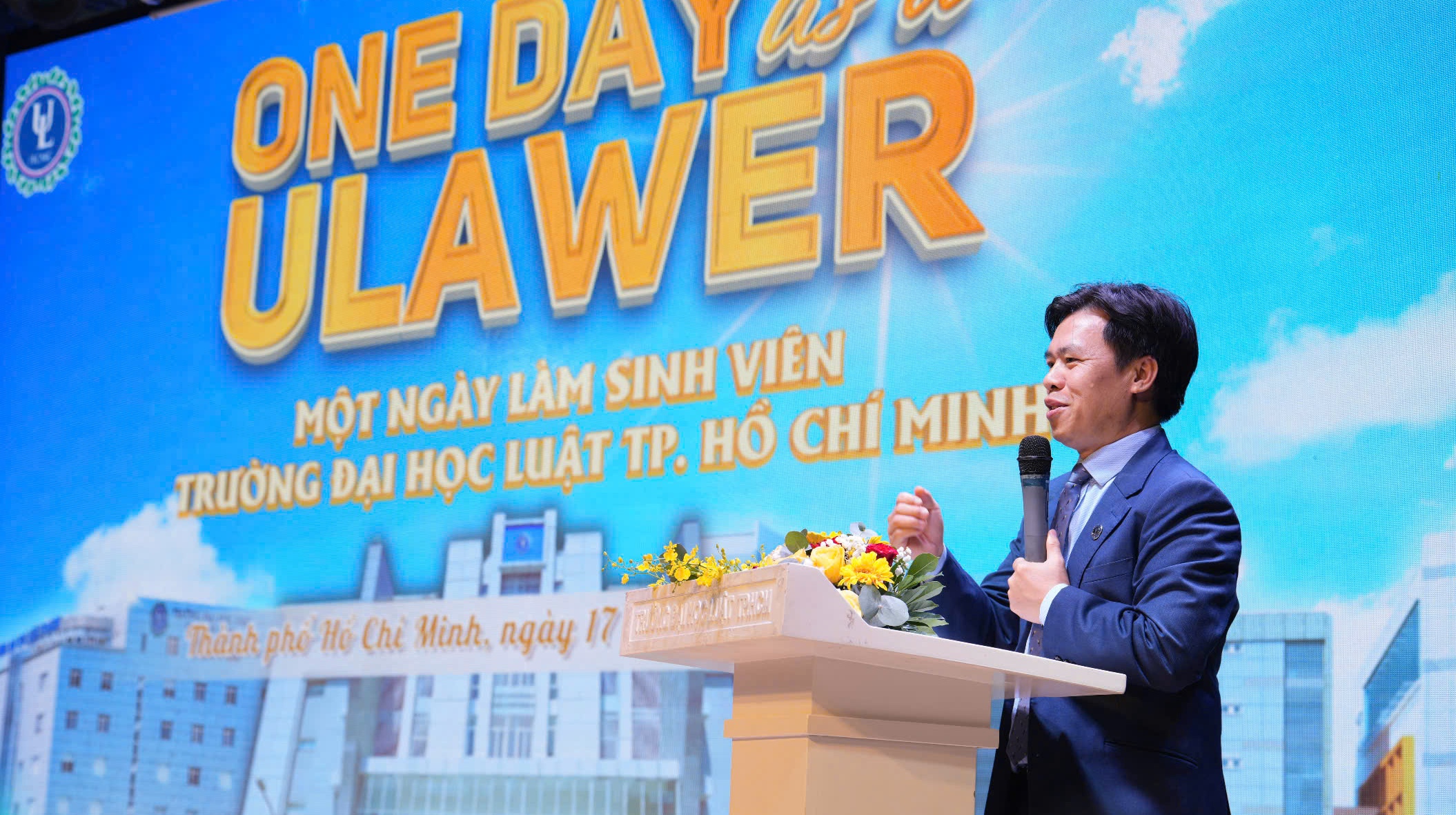 Học trò thích thú trải nghiệm một ngày làm sinh viên luật - Ảnh 1.
