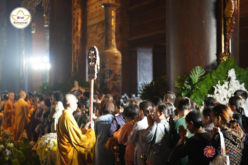 Hàng trăm ngàn người về chùa Tam Chúc chiêm bái xá lợi Phật trong ngày đầu tiên - Ảnh 3. xá lợi - Ảnh 3.