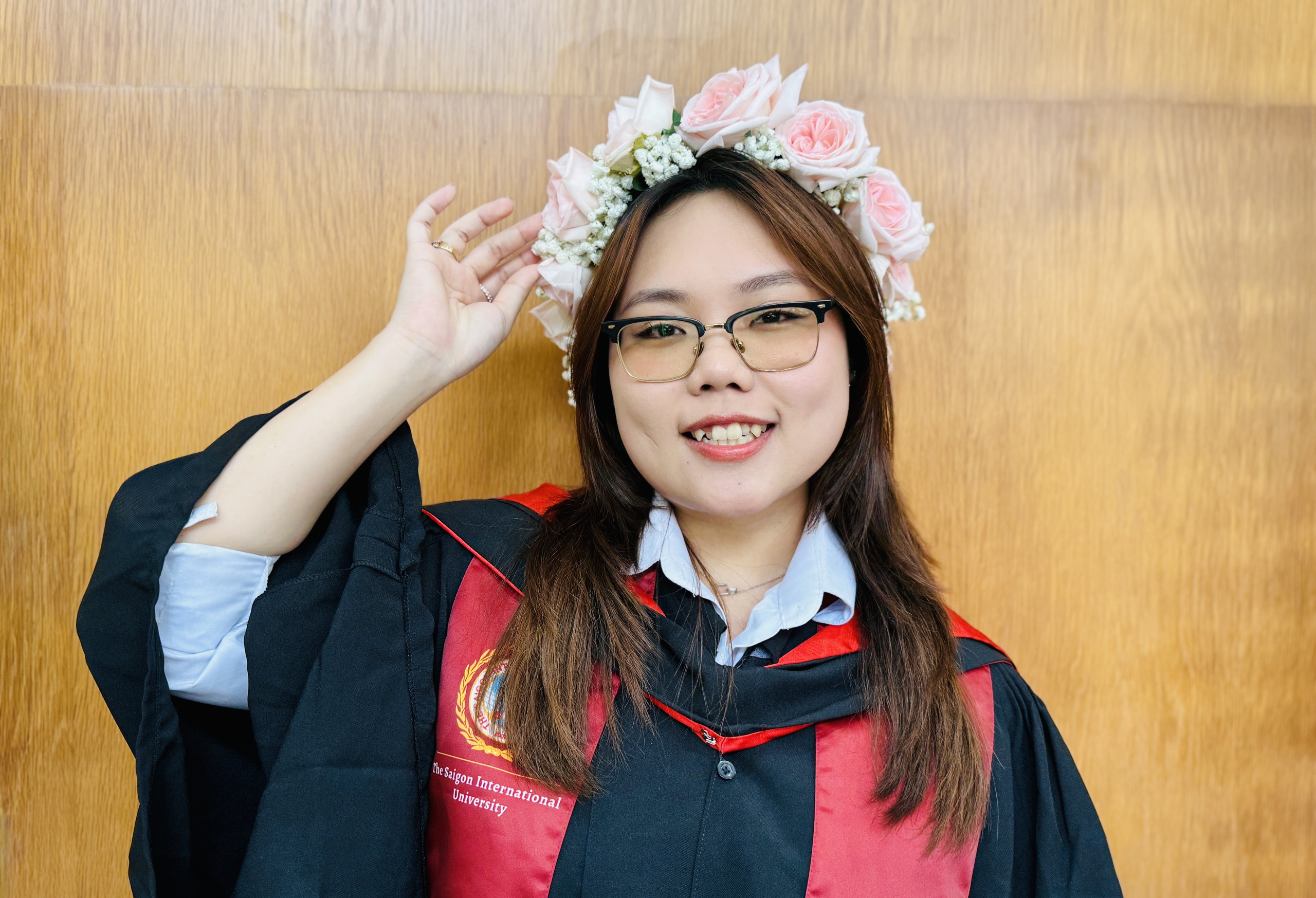 Tốt nghiệp thủ khoa, nữ SV được cấp học bổng thạc sĩ và sinh hoạt phí 15 triệu đồng/tháng - Ảnh 1.