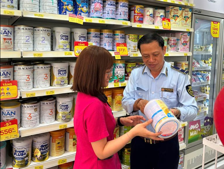 Chống buôn lậu, hàng giả 18-5: TP.HCM chuyển công an hồ sơ nhiều cơ sở kinh doanh thuốc giả - Ảnh 1.