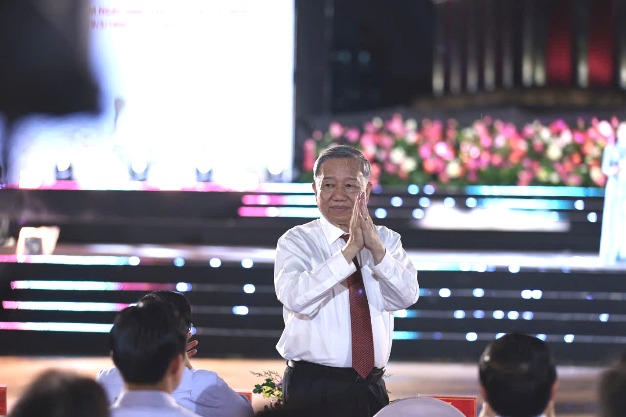 Tổng Bí thư Tô Lâm và lãnh đạo Đảng, Nhà nước dự chương trình nghệ thuật ‘Người là Hồ Chí Minh’ - Ảnh 1. Hồ Chí Minh - Ảnh 1.