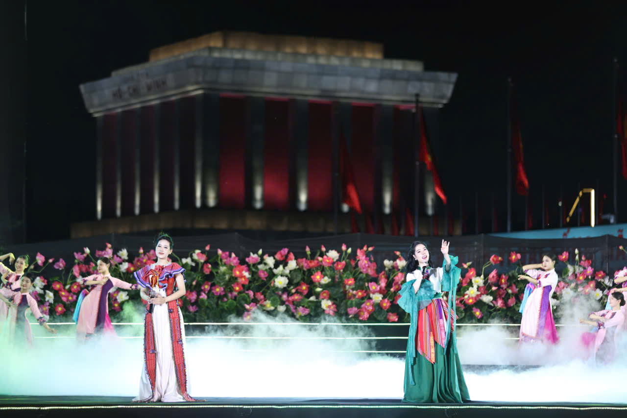 Tổng Bí thư Tô Lâm và lãnh đạo Đảng, Nhà nước dự chương trình nghệ thuật ‘Người là Hồ Chí Minh’ - Ảnh 8. Tổng Bí thư Tô Lâm và lãnh đạo Đảng, Nhà nước dự chương trình nghệ thuật ‘Người là Hồ Chí Minh’ - Ảnh 3.
