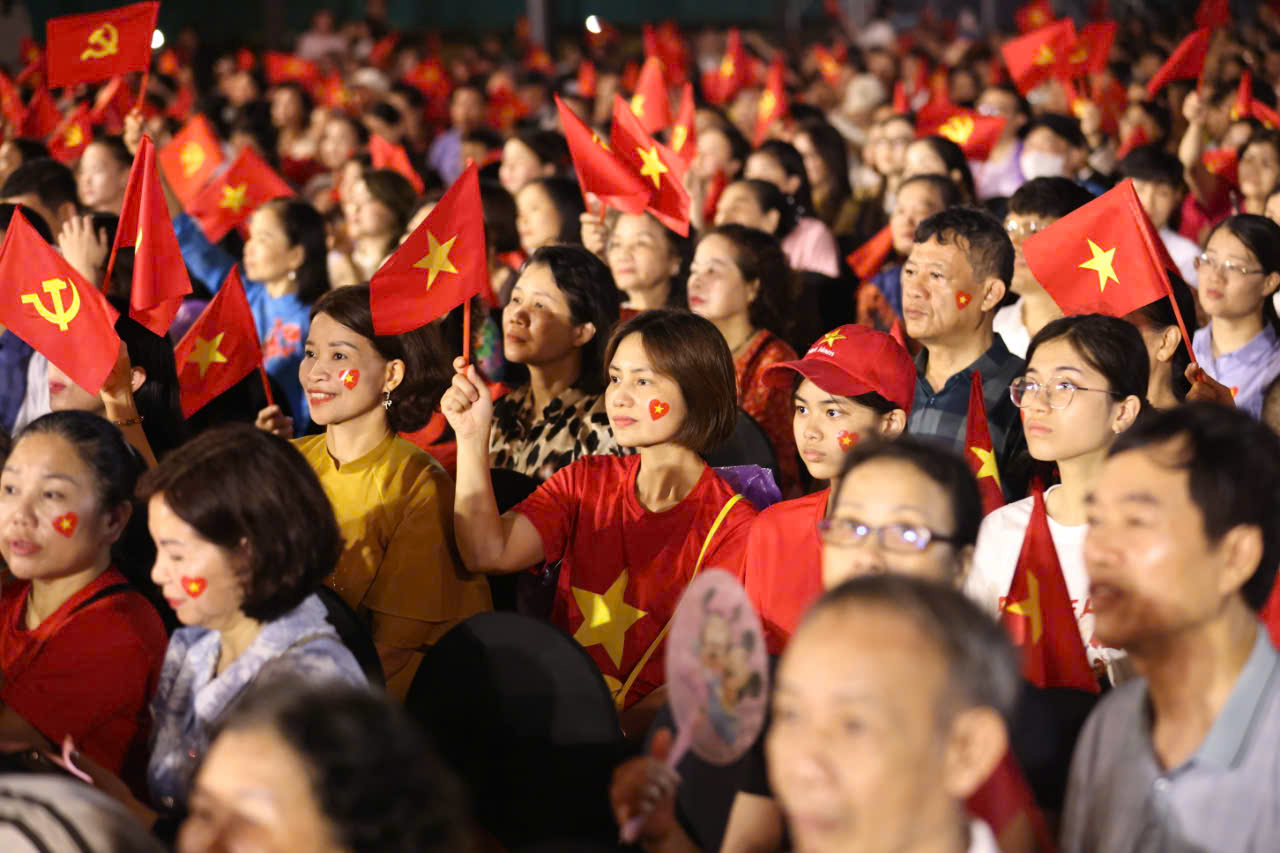 Tổng Bí thư Tô Lâm và lãnh đạo Đảng, Nhà nước dự chương trình nghệ thuật ‘Người là Hồ Chí Minh’ - Ảnh 10. Hồ Chí Minh - Ảnh 10.
