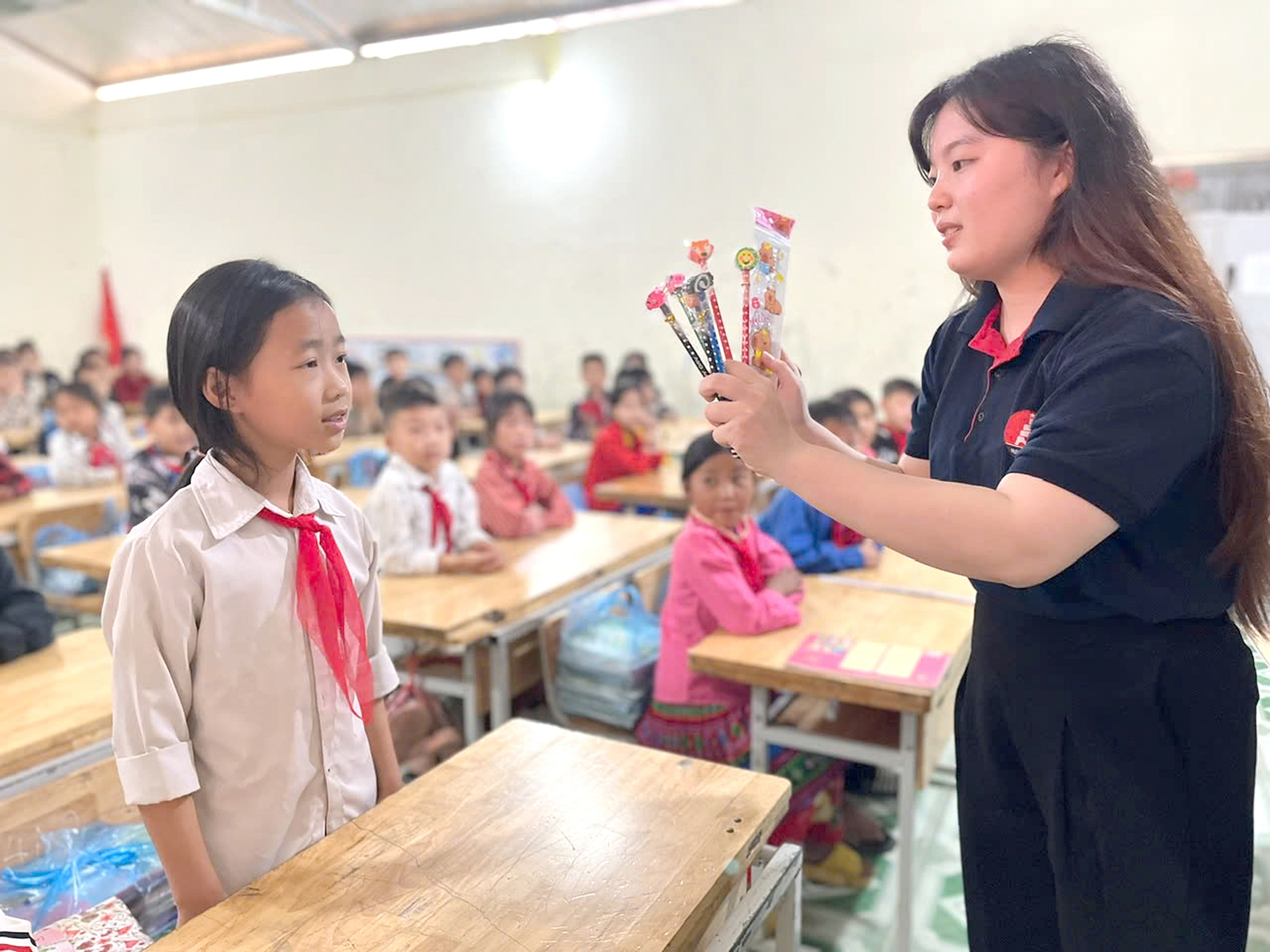 Những đứa trẻ 'lên đỉnh Mã Pí Lèng' - Ảnh 1. mã pí lèng - Ảnh 1.