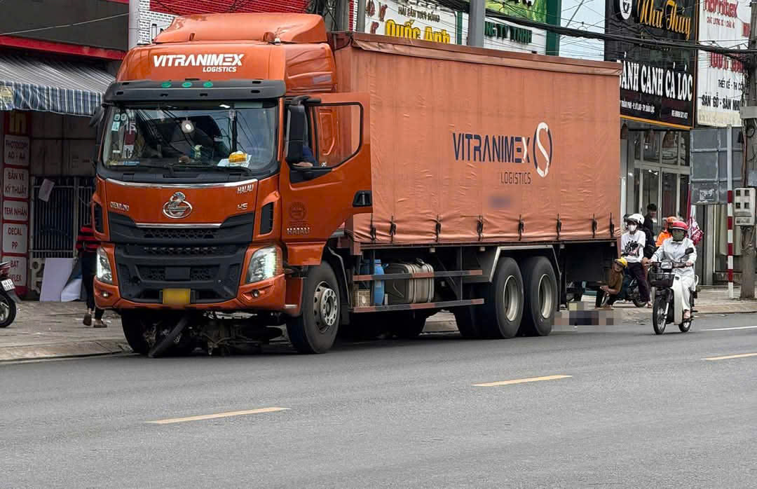 Xe tải 'không người lái' tông chết người chờ đèn đỏ: Tạm giữ tài xế - Ảnh 1.