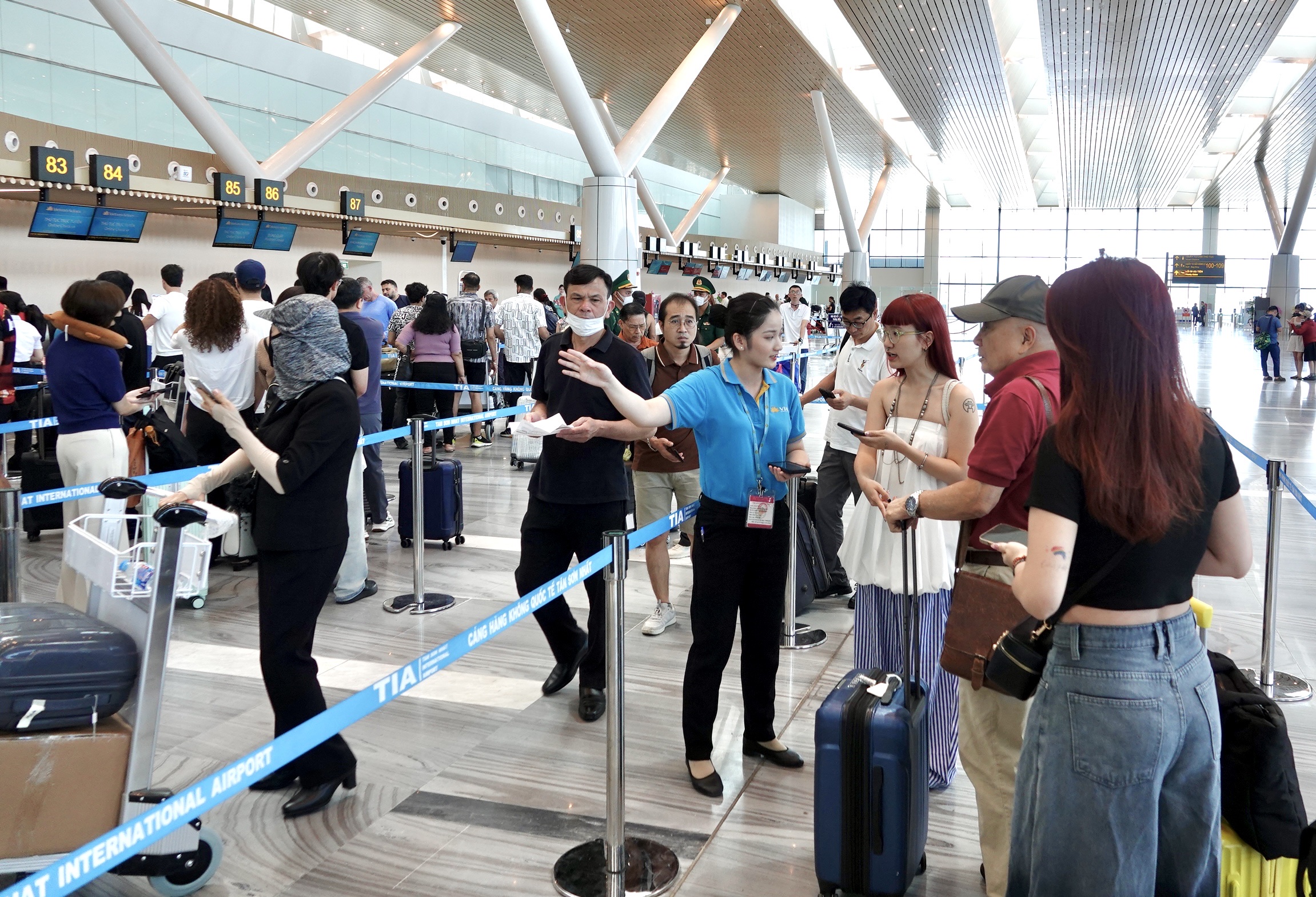 Nhà ga T3 Tân Sơn Nhất: Khách đi nhầm như 'cơm bữa', lòng vòng tìm chỗ gửi ô tô xe máy - Ảnh 1. Nhà ga T3 Tân Sơn Nhất: Khách đi nhầm như 'cơm bữa', lòng vòng tìm chỗ gửi ô tô, xe máy - Ảnh 1.