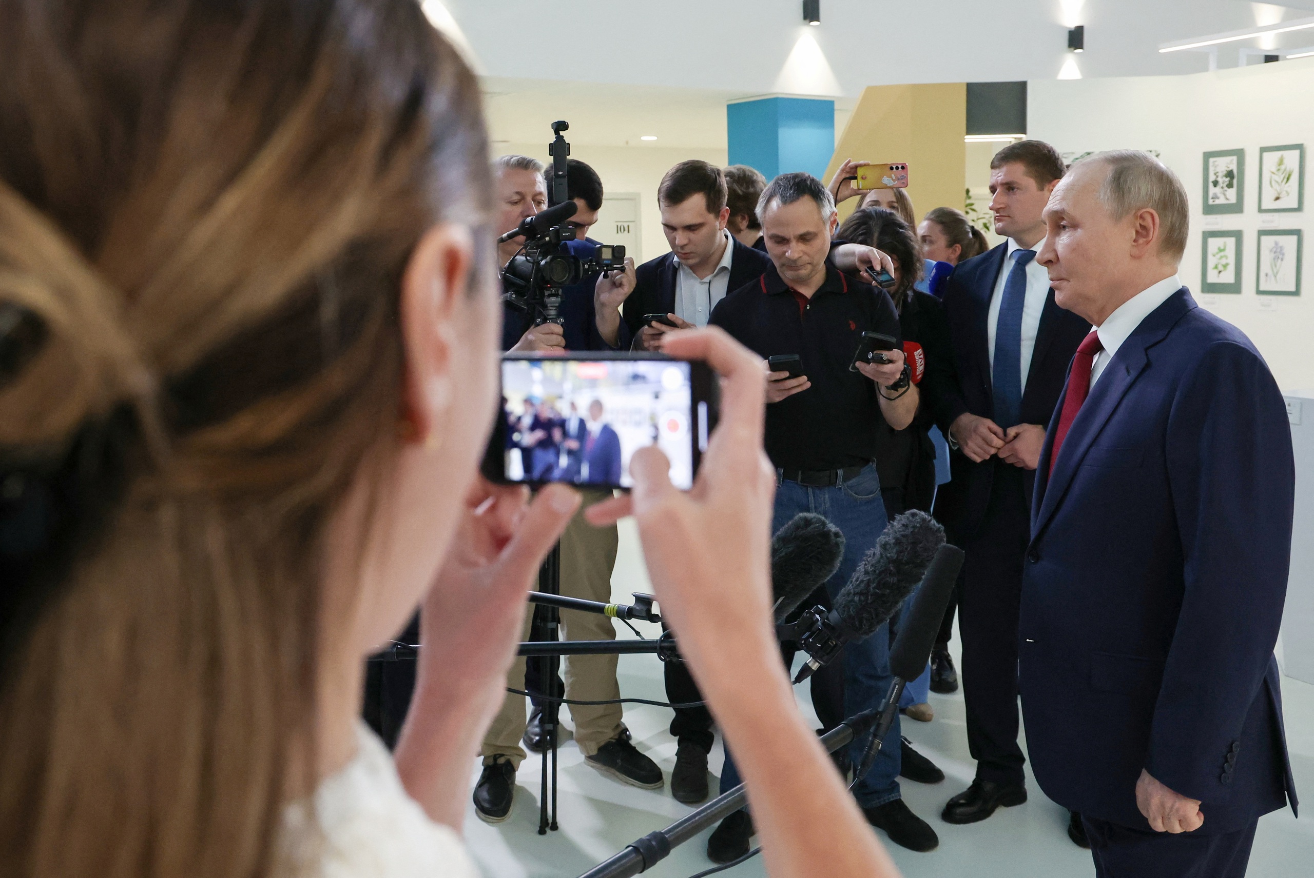 Điện đàm hơn 2 tiếng, ông Trump và ông Putin đã thảo luận những gì? - Ảnh 1. Điện đàm hơn 2 tiếng, ông Trump và ông Putin đã thảo luận những gì? - Ảnh 1.