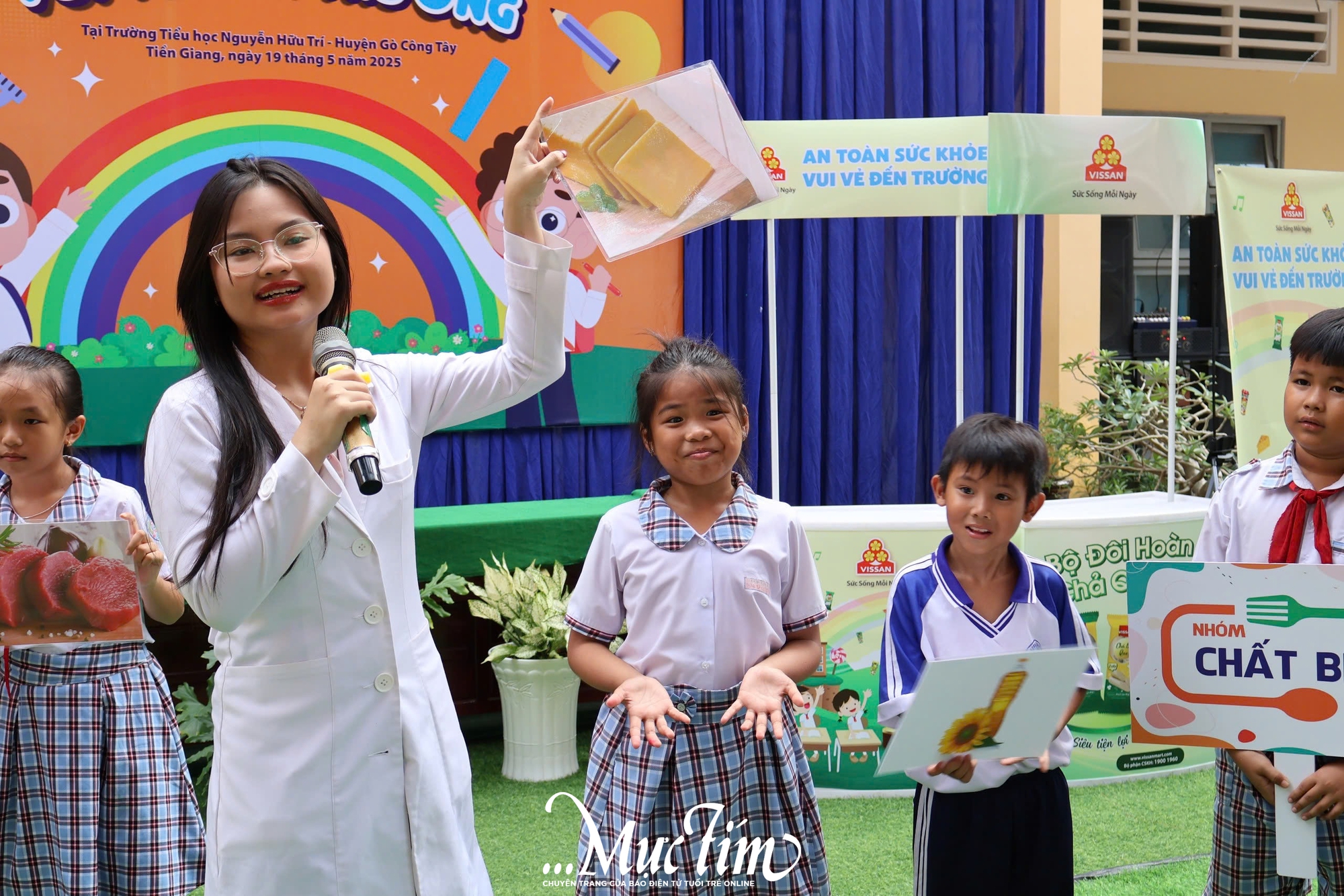 Học sinh Trường tiểu học Nguyễn Hữu Trí sôi nổi nhận diện 4 nhóm chất dinh dưỡng cần thiết - Ảnh 1.