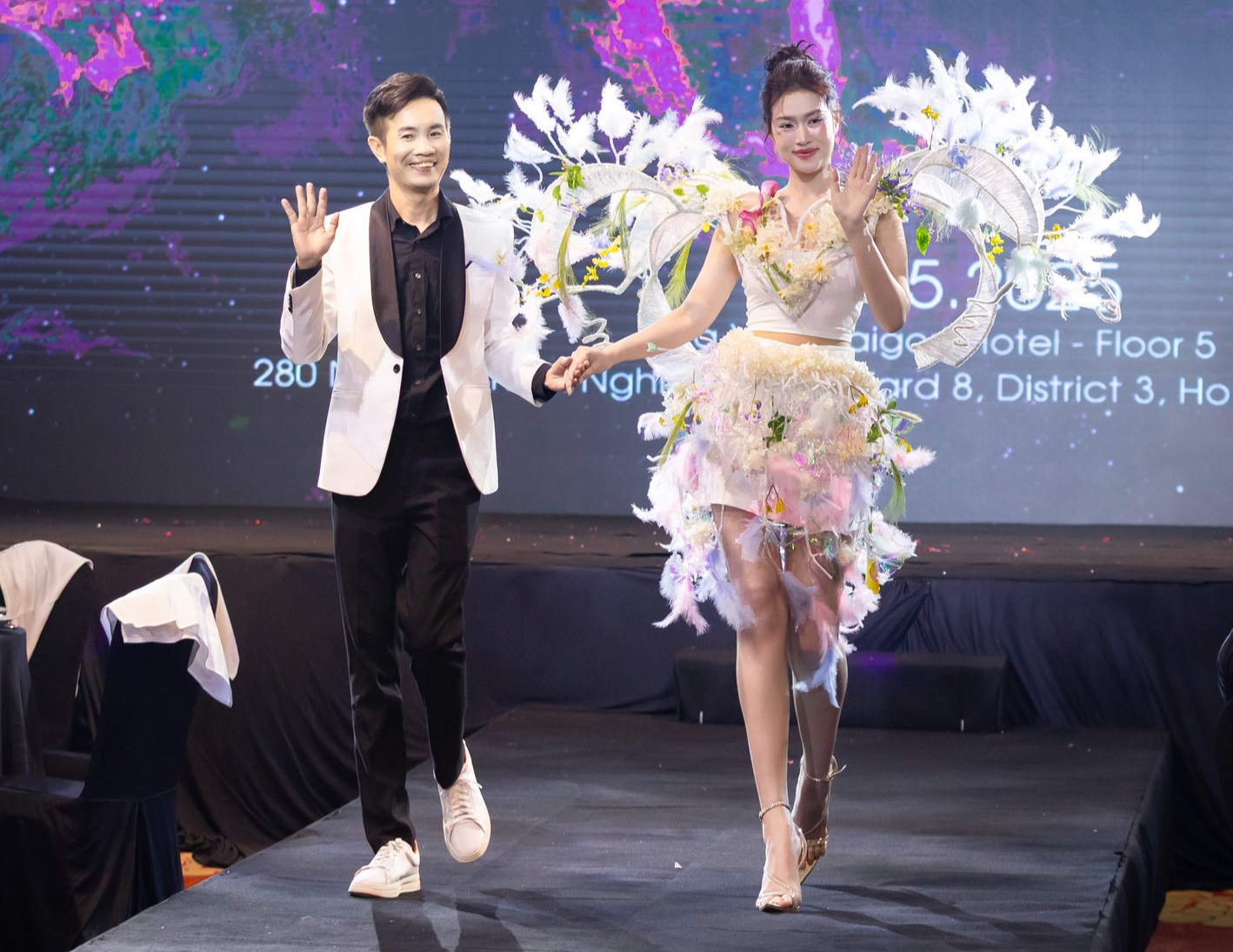 Biến tấu các loài hoa thành tác phẩm nghệ thuật lên thiết kế thời trang - Ảnh 1. thời trang - Ảnh 1.