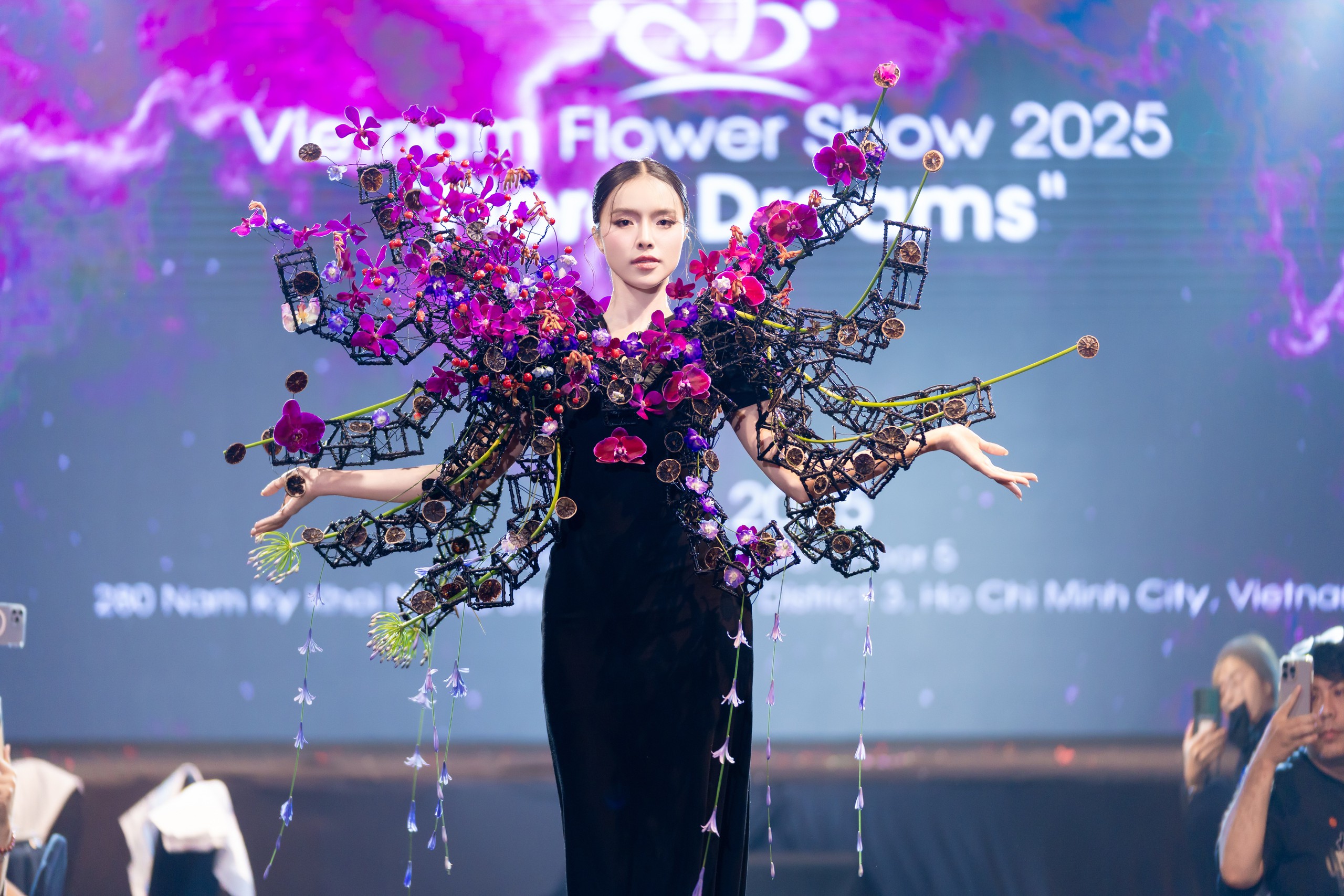 Biến tấu các loài hoa thành tác phẩm nghệ thuật độc đáo lên thiết kế - Ảnh 7. thời trang - Ảnh 6.