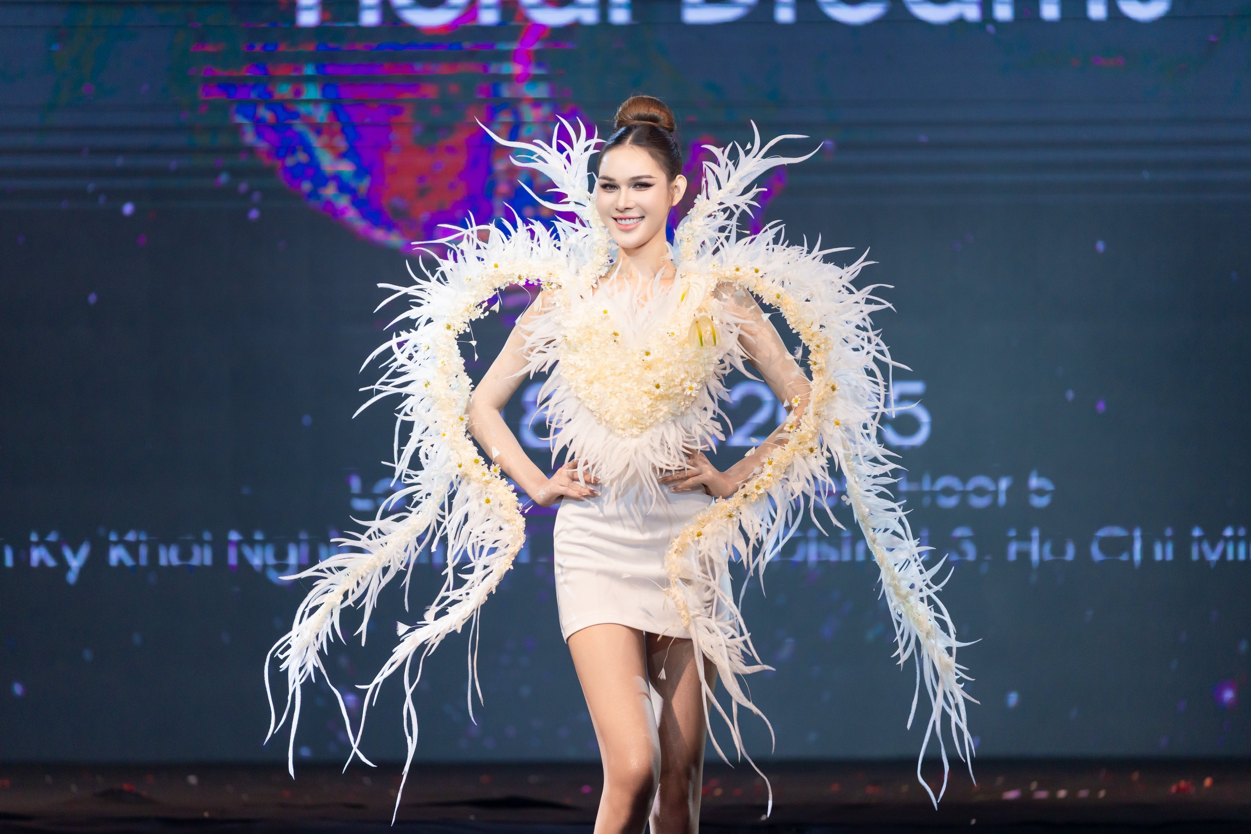 Biến tấu các loài hoa thành tác phẩm nghệ thuật lên thiết kế thời trang - Ảnh 8. thời trang - Ảnh 7.