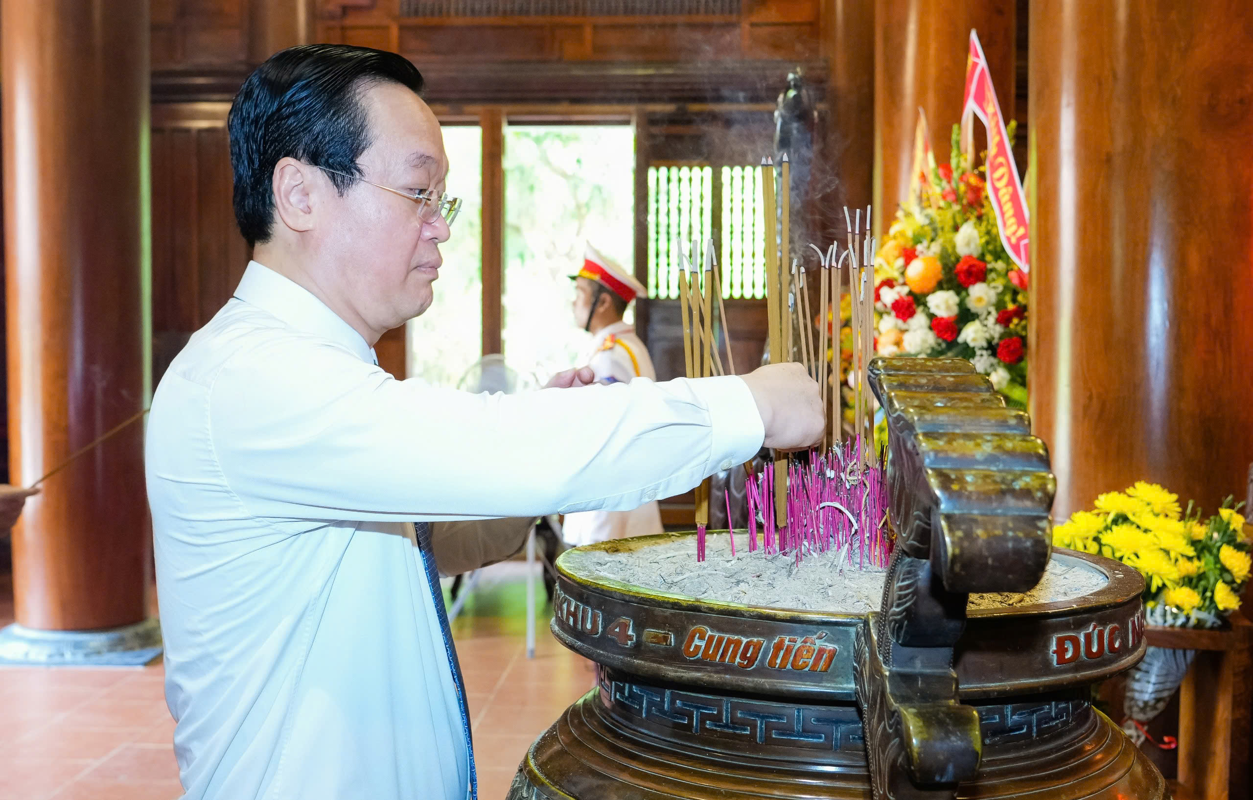 Lãnh đạo tỉnh Nghệ An dâng hoa, dâng hương tưởng niệm Chủ tịch Hồ Chí Minh - Ảnh 3.