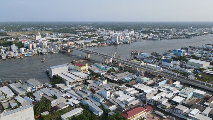 Cà Mau bắn pháo hoa kỷ niệm Ngày sinh Chủ tịch Hồ Chí Minh - Ảnh 2.