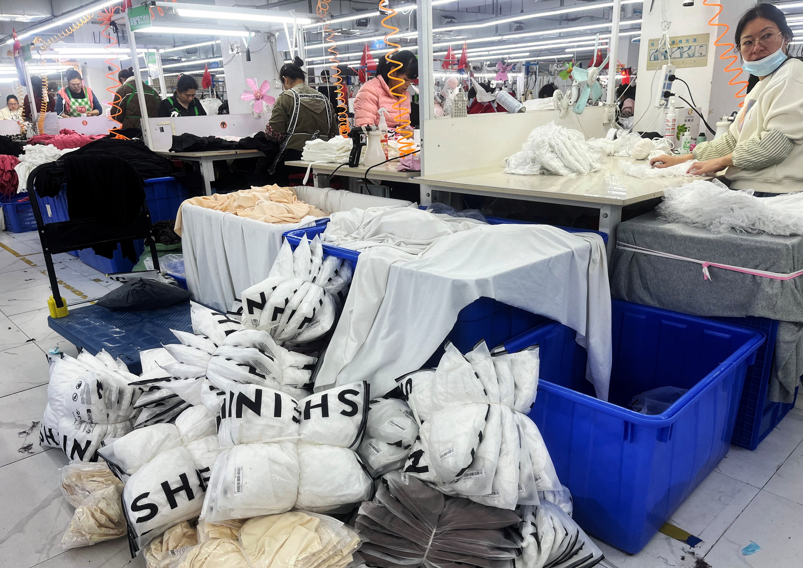 Các nhà bán lẻ từ bỏ thị trường Mỹ khi bưu kiện nhỏ bắt đầu bị đánh thuế - Ảnh 1. Mỹ - Ảnh 1.