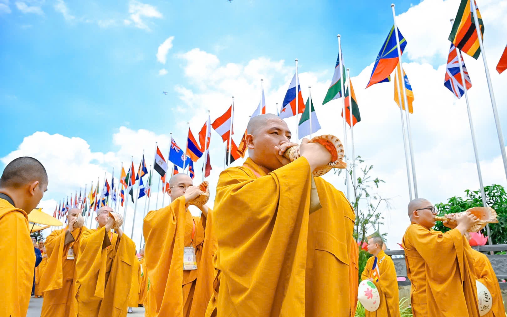 Đi xe buýt nào đến tham dự Đại lễ Vesak 2025? - Ảnh 2.