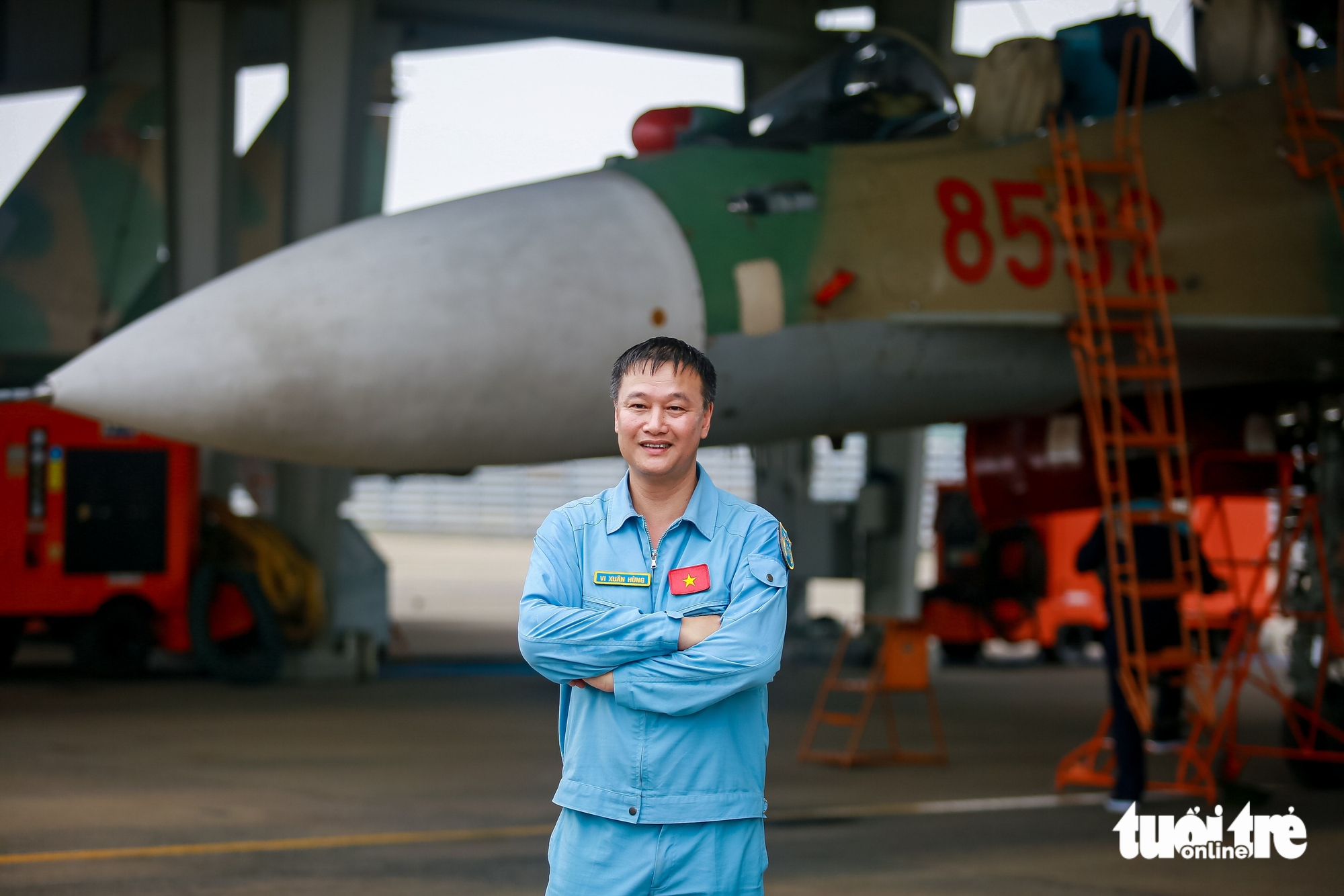 Phi công kể lại giây phút 'bay qua biển cờ đỏ ngày 30-4, tim rung lên vì Tổ quốc' - Ảnh 4.