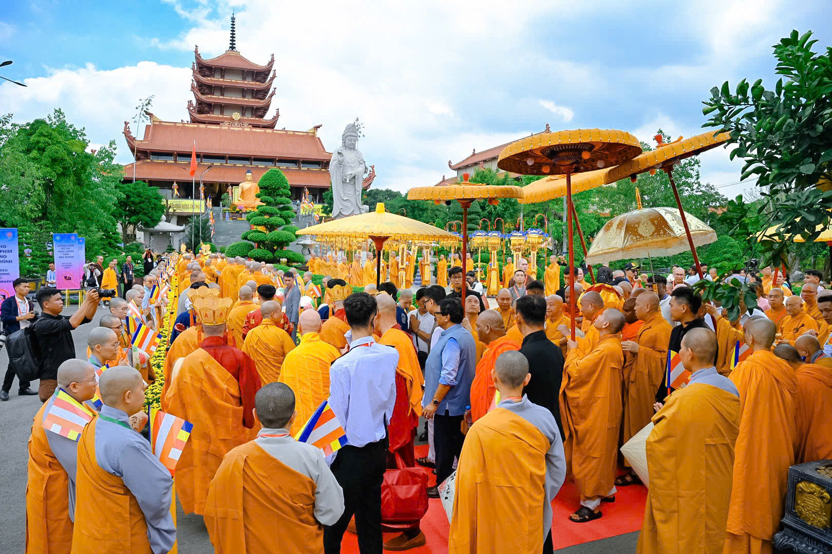 Toàn cảnh cung thỉnh xá lợi Đức Phật về tôn trí tại chùa Thanh Tâm - Ảnh 8. Toàn cảnh hành trình cung thỉnh xá lợi Đức Phật về tôn trí tại chùa Thanh Tâm - Ảnh 8.
