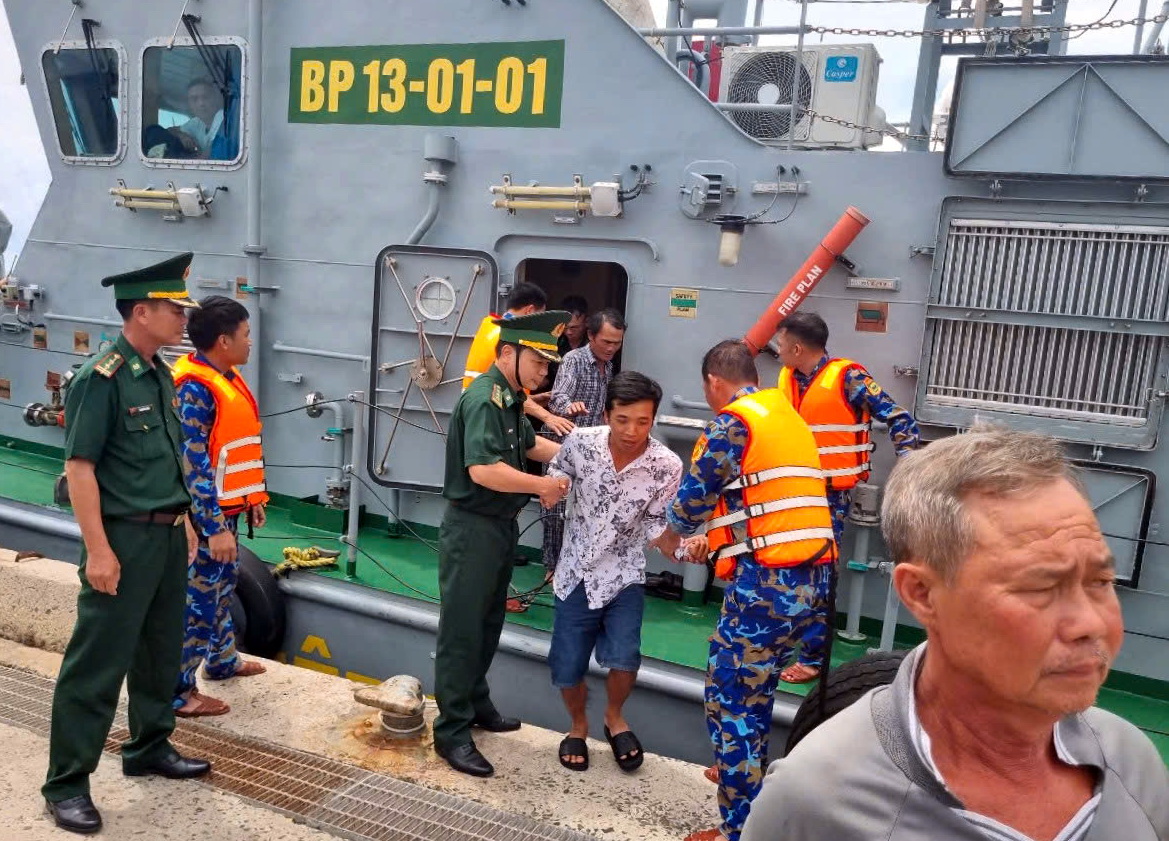 Tàu hàng quốc tịch Liberia đâm chìm tàu cá Việt Nam rồi bỏ đi, 10 ngư dân được cứu sống - Ảnh 2.