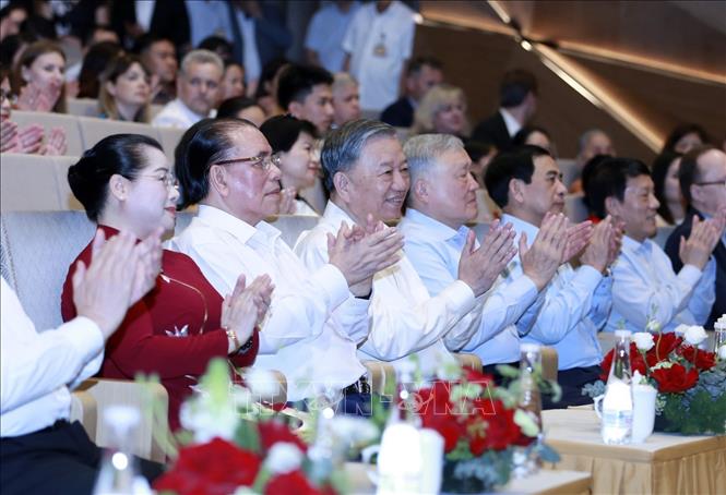 Tổng Bí thư Tô Lâm dự chương trình nghệ thuật Bài ca chiến thắng ở Nhà hát Hồ Gươm - Ảnh 1.