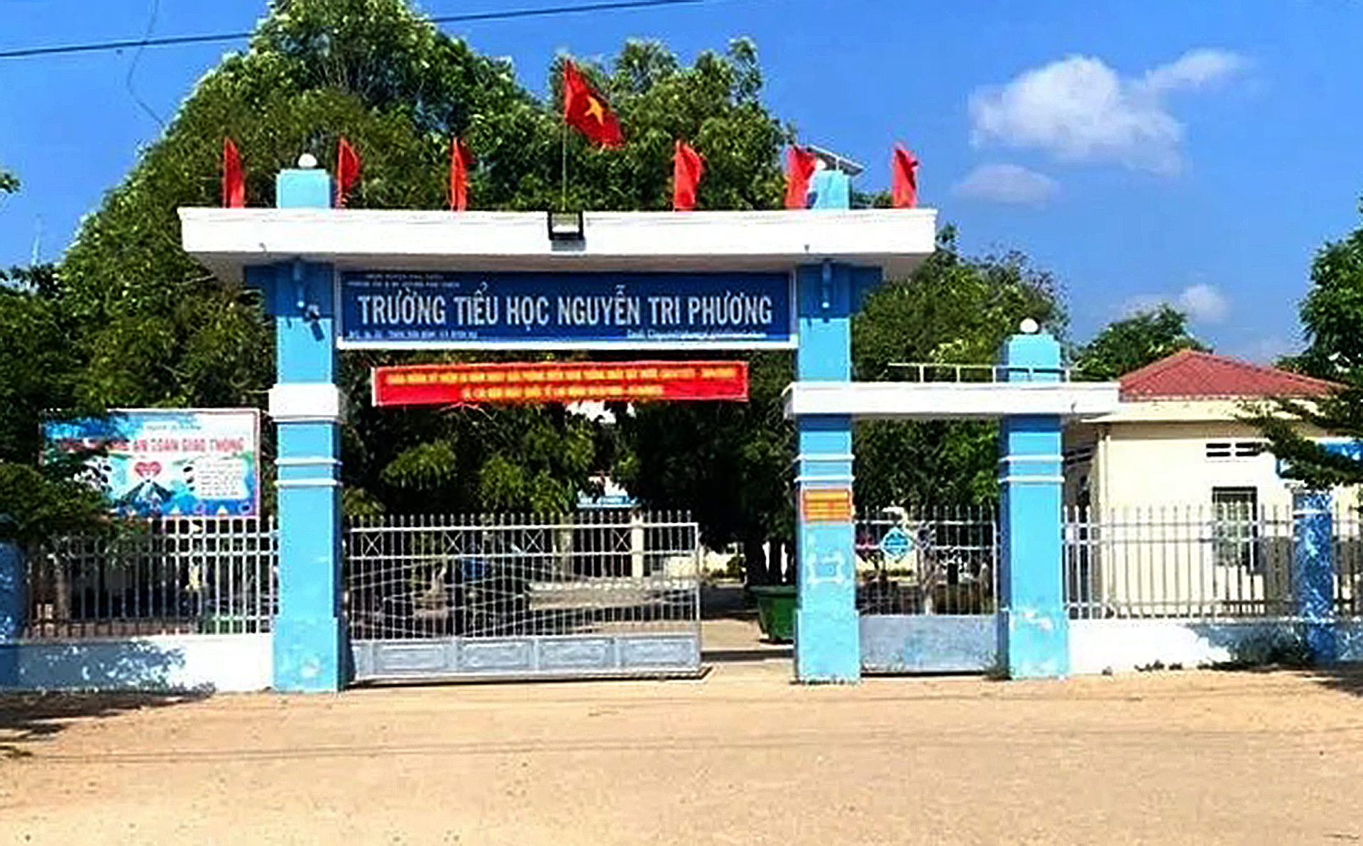 Gia Lai chỉ đạo nóng vụ thầy giáo dâm ô nhiều nữ sinh, hiệu trưởng 'gởi nhầm' ảnh phụ nữ nhạy cảm - Ảnh 1.