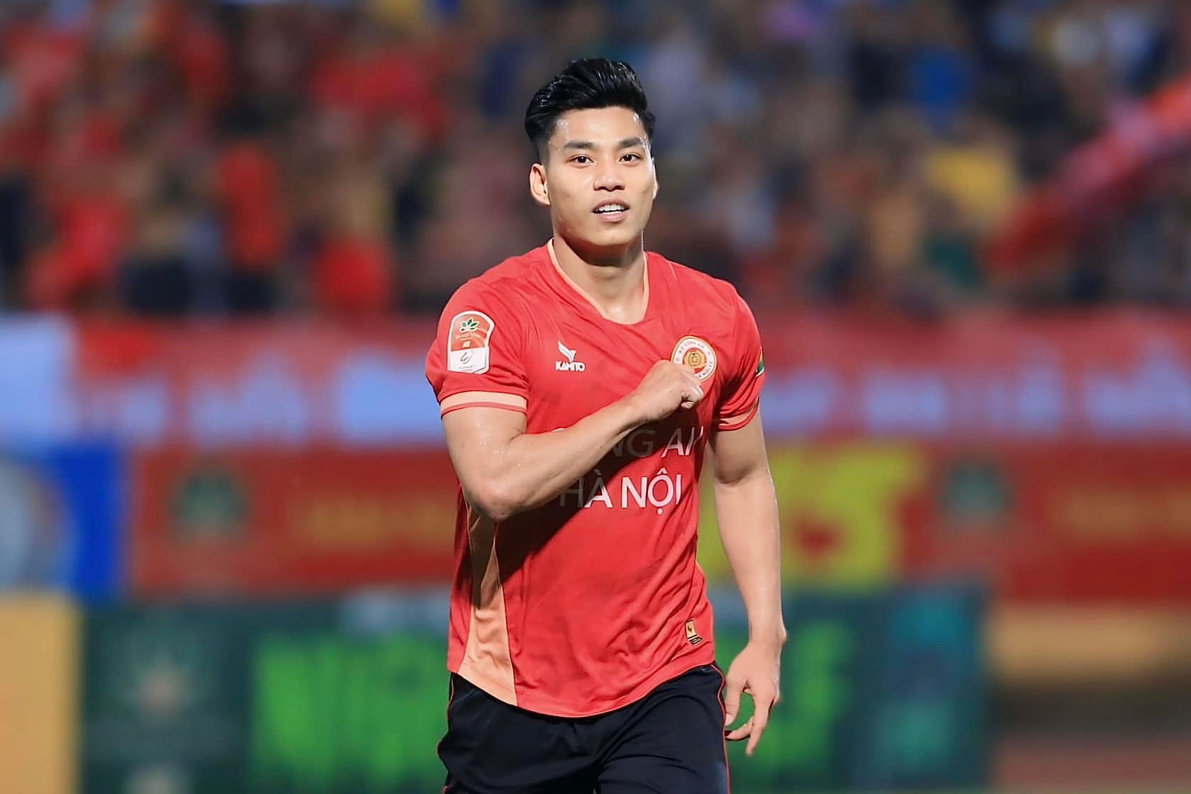 Văn Thanh phẫu thuật cổ chân, nghỉ nửa năm - Ảnh 1.