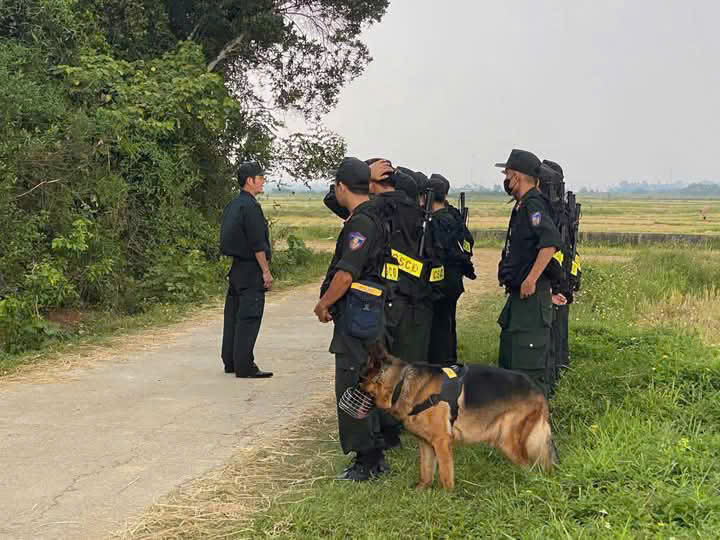 Cả thôn sáng đèn, chó nghiệp vụ lùng sục trong đêm tìm nghi phạm giết người - Ảnh 1.